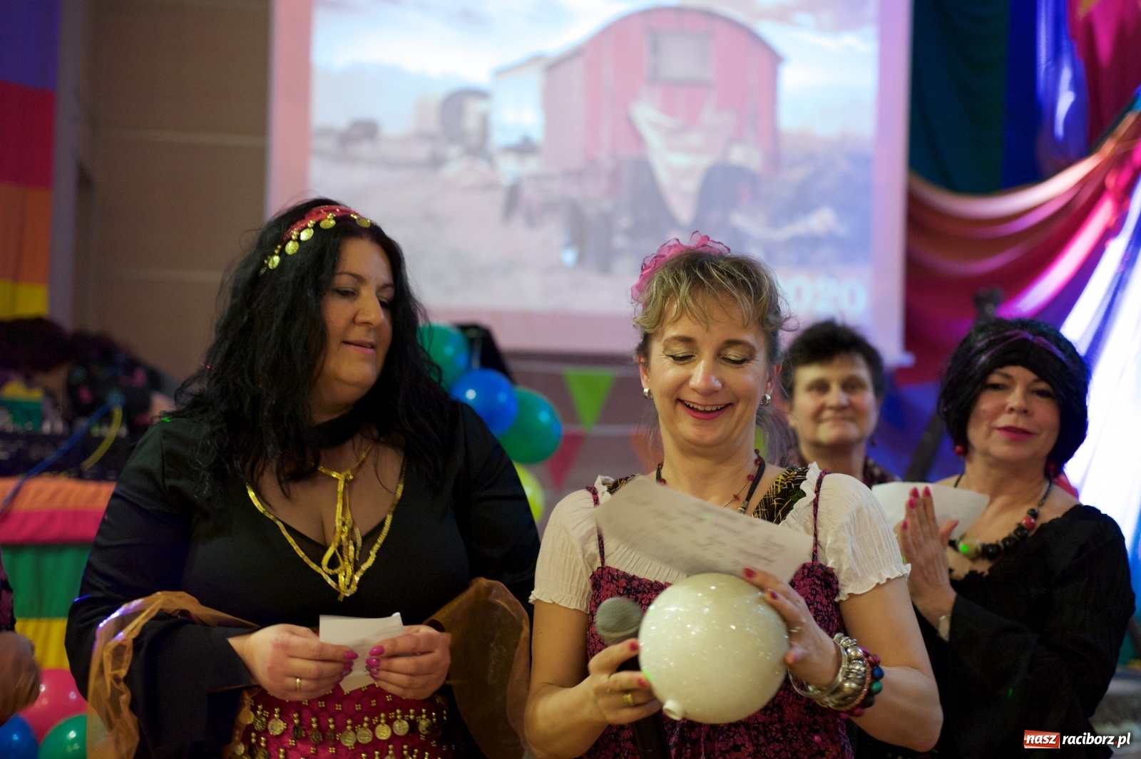 Zdjęcie w galerii na portalu naszraciborz.pl: Jadą wozy kolorowe, czyli babski comber w Tworkowie  wiadomości z regionu