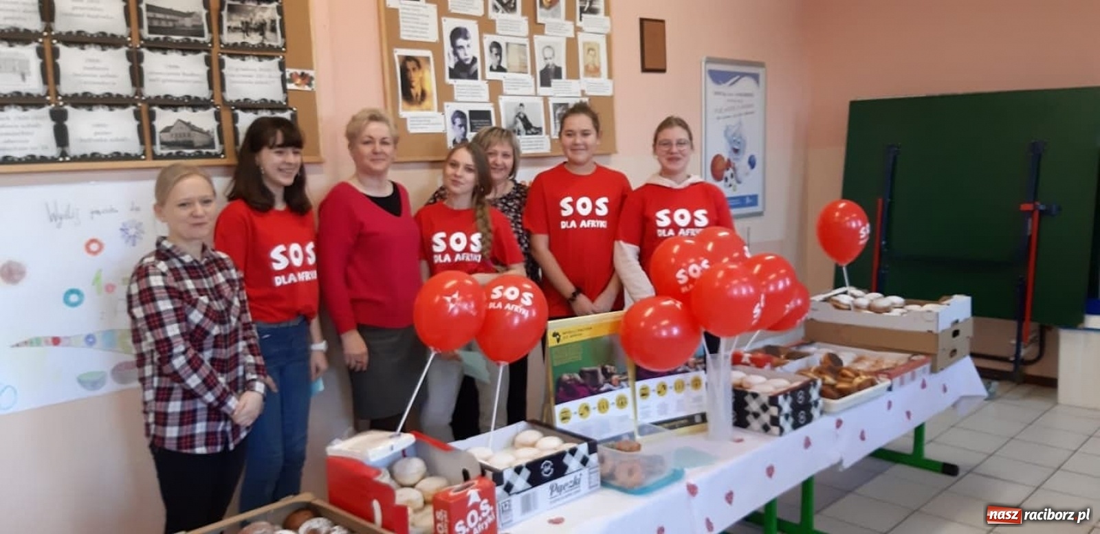 Zdjęcie w galerii na portalu naszraciborz.pl: SP3 wysłała pączki z Raciborza do Afryki wiadomości z regionu