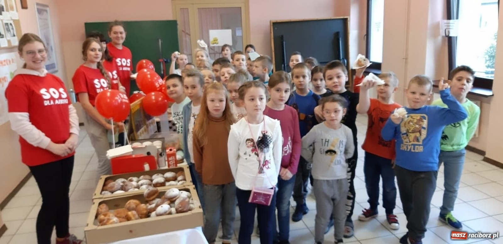 Zdjęcie w galerii na portalu naszraciborz.pl: SP3 wysłała pączki z Raciborza do Afryki wiadomości z regionu