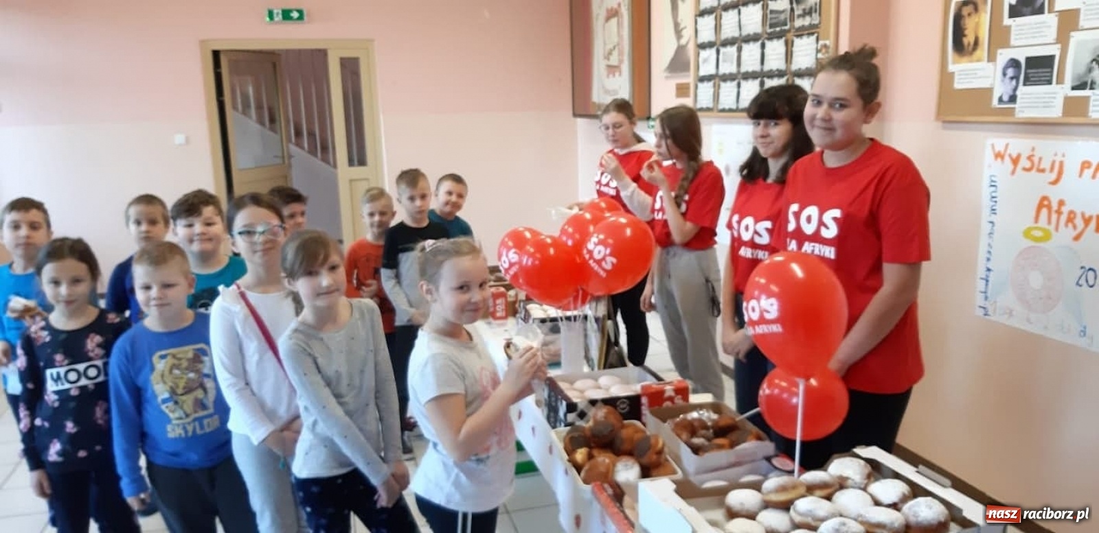 Zdjęcie w galerii na portalu naszraciborz.pl: SP3 wysłała pączki z Raciborza do Afryki wiadomości z regionu