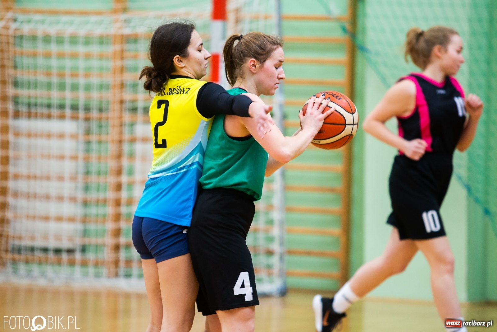 Zdjęcie w galerii na portalu naszraciborz.pl: Miejskie finały koszykówki dziewcząt w Arenie Rafako wiadomości z regionu