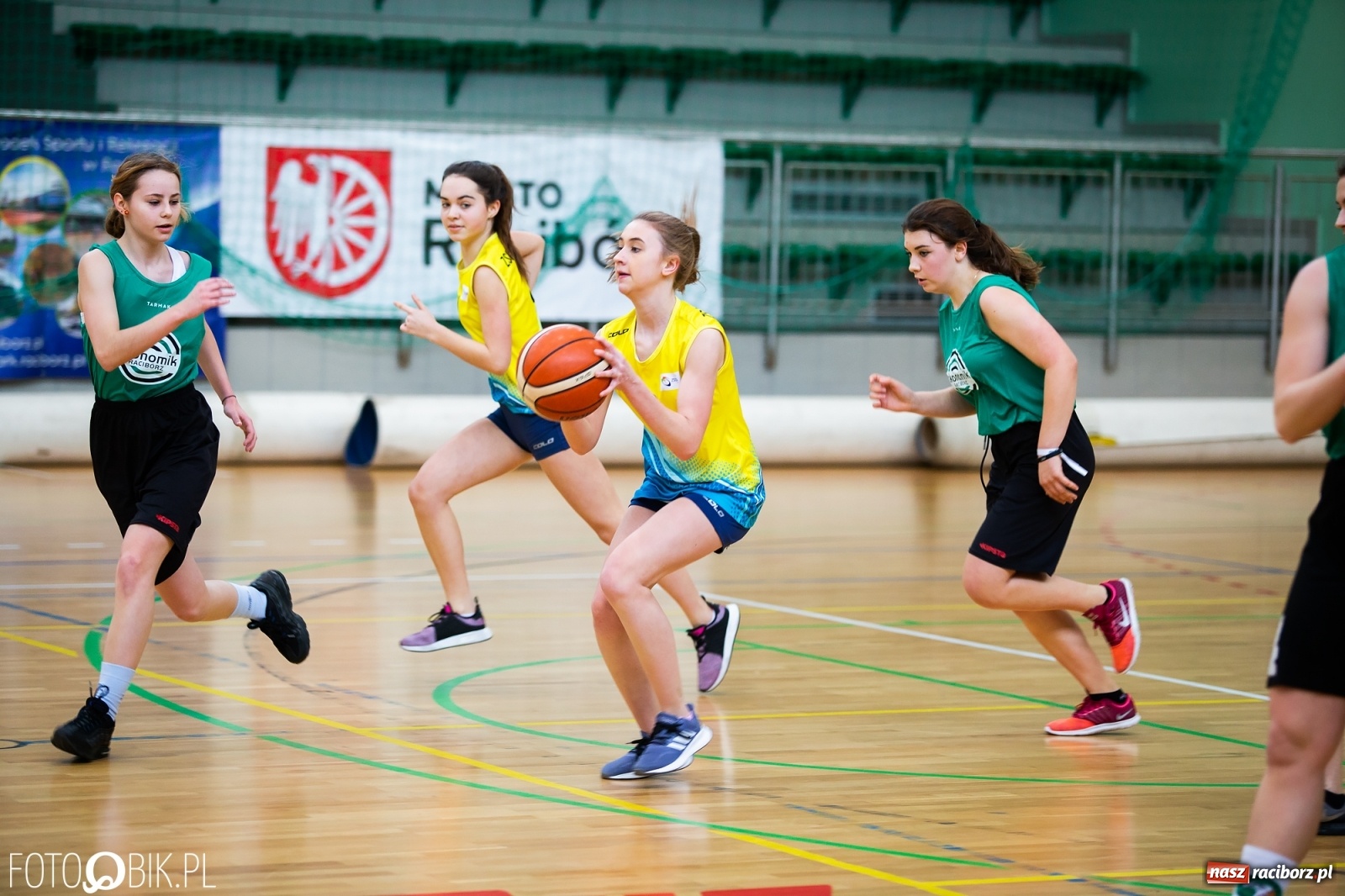 Zdjęcie w galerii na portalu naszraciborz.pl: Miejskie finały koszykówki dziewcząt w Arenie Rafako wiadomości z regionu