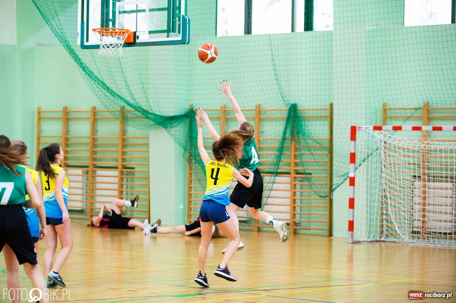 Zdjęcie w galerii na portalu naszraciborz.pl: Miejskie finały koszykówki dziewcząt w Arenie Rafako wiadomości z regionu