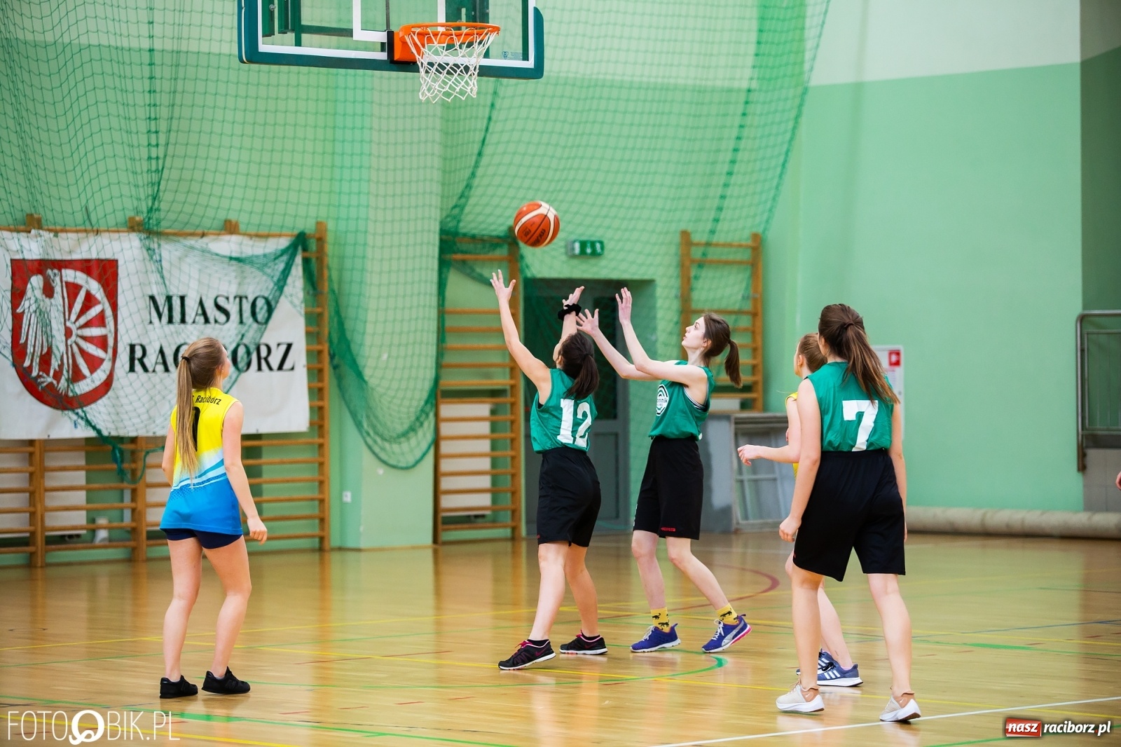 Zdjęcie w galerii na portalu naszraciborz.pl: Miejskie finały koszykówki dziewcząt w Arenie Rafako wiadomości z regionu
