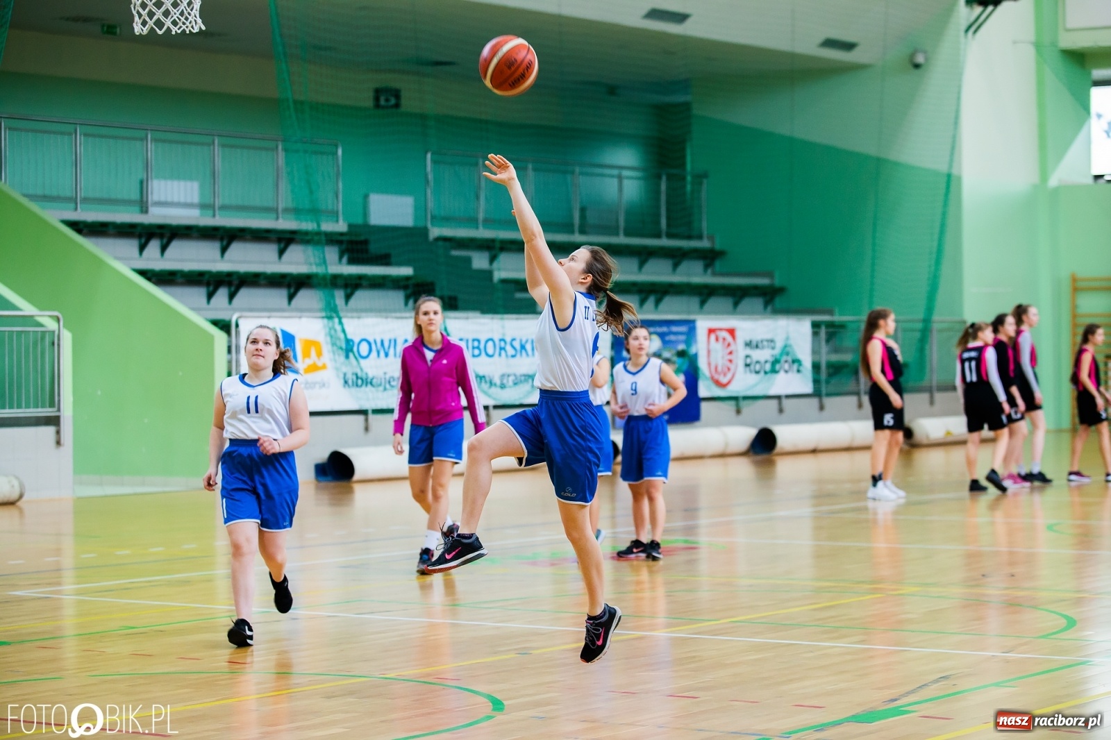Zdjęcie w galerii na portalu naszraciborz.pl: Miejskie finały koszykówki dziewcząt w Arenie Rafako wiadomości z regionu