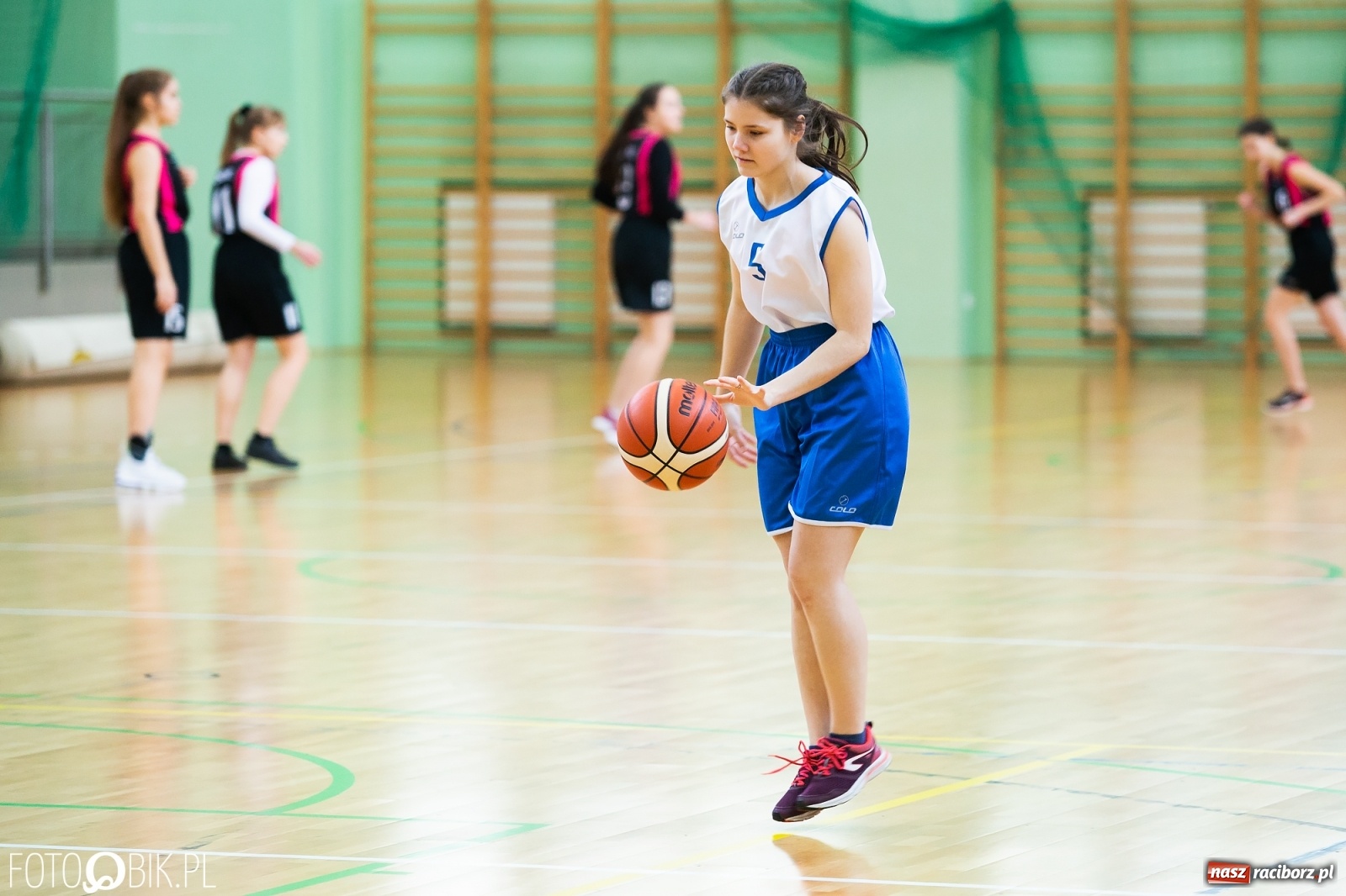 Zdjęcie w galerii na portalu naszraciborz.pl: Miejskie finały koszykówki dziewcząt w Arenie Rafako wiadomości z regionu