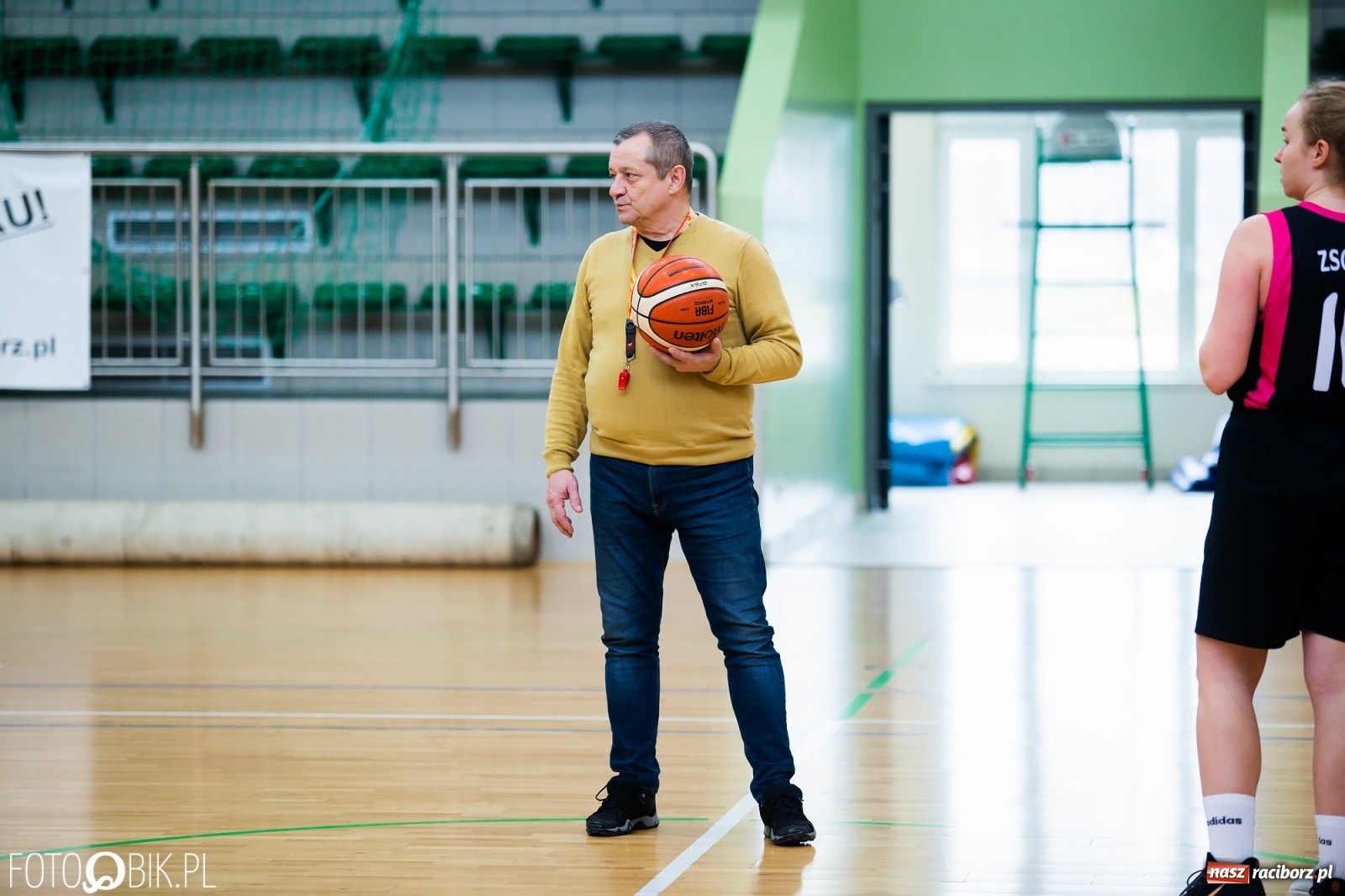Zdjęcie w galerii na portalu naszraciborz.pl: Miejskie finały koszykówki dziewcząt w Arenie Rafako wiadomości z regionu
