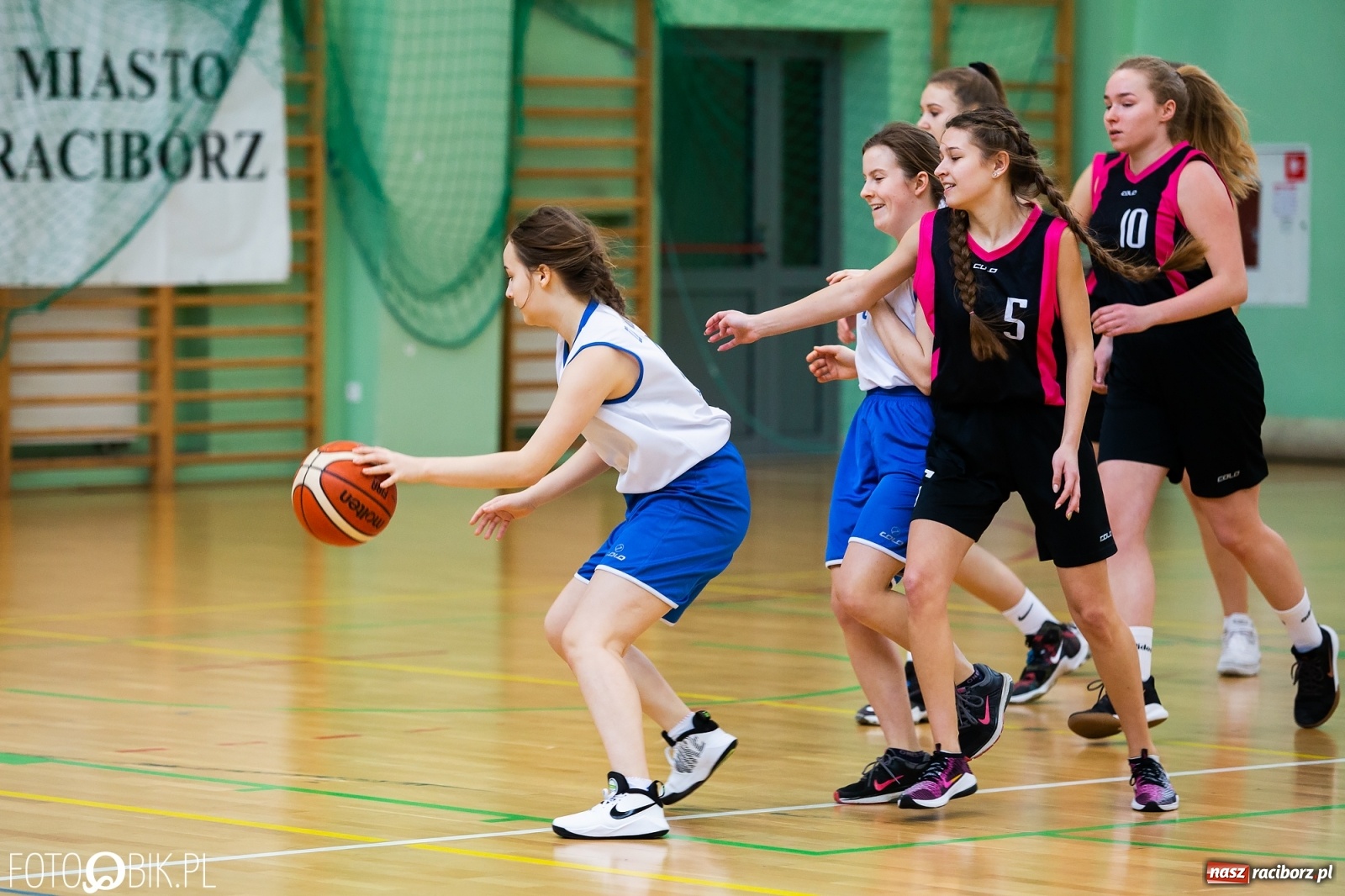 Zdjęcie w galerii na portalu naszraciborz.pl: Miejskie finały koszykówki dziewcząt w Arenie Rafako wiadomości z regionu