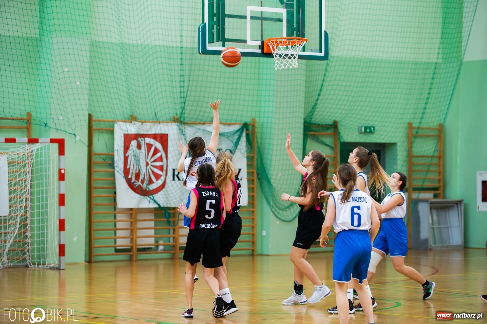 Zdjęcie w galerii na portalu naszraciborz.pl: Miejskie finały koszykówki dziewcząt w Arenie Rafako wiadomości z regionu