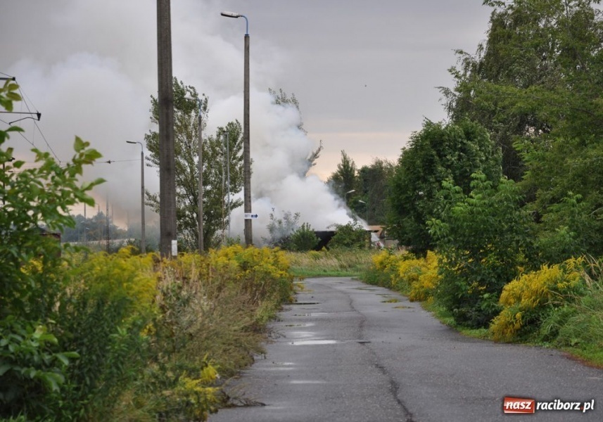 Zdjęcie w galerii na portalu naszraciborz.pl: Pożar na terenie lokomotywowni wiadomości z regionu
