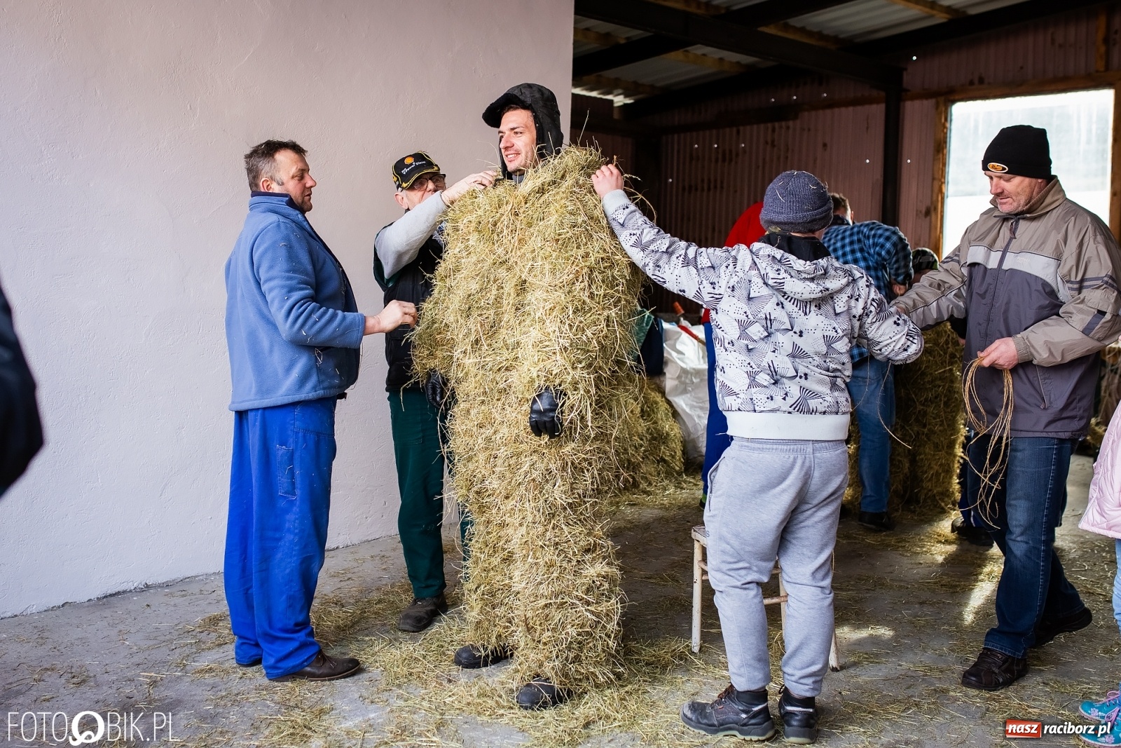 Zdjęcie w galerii na portalu naszraciborz.pl: Wodzenie niedźwiedzia w Samborowicach. Tak wieś żegna karnawał [FOTO i WIDEO] wiadomości z regionu