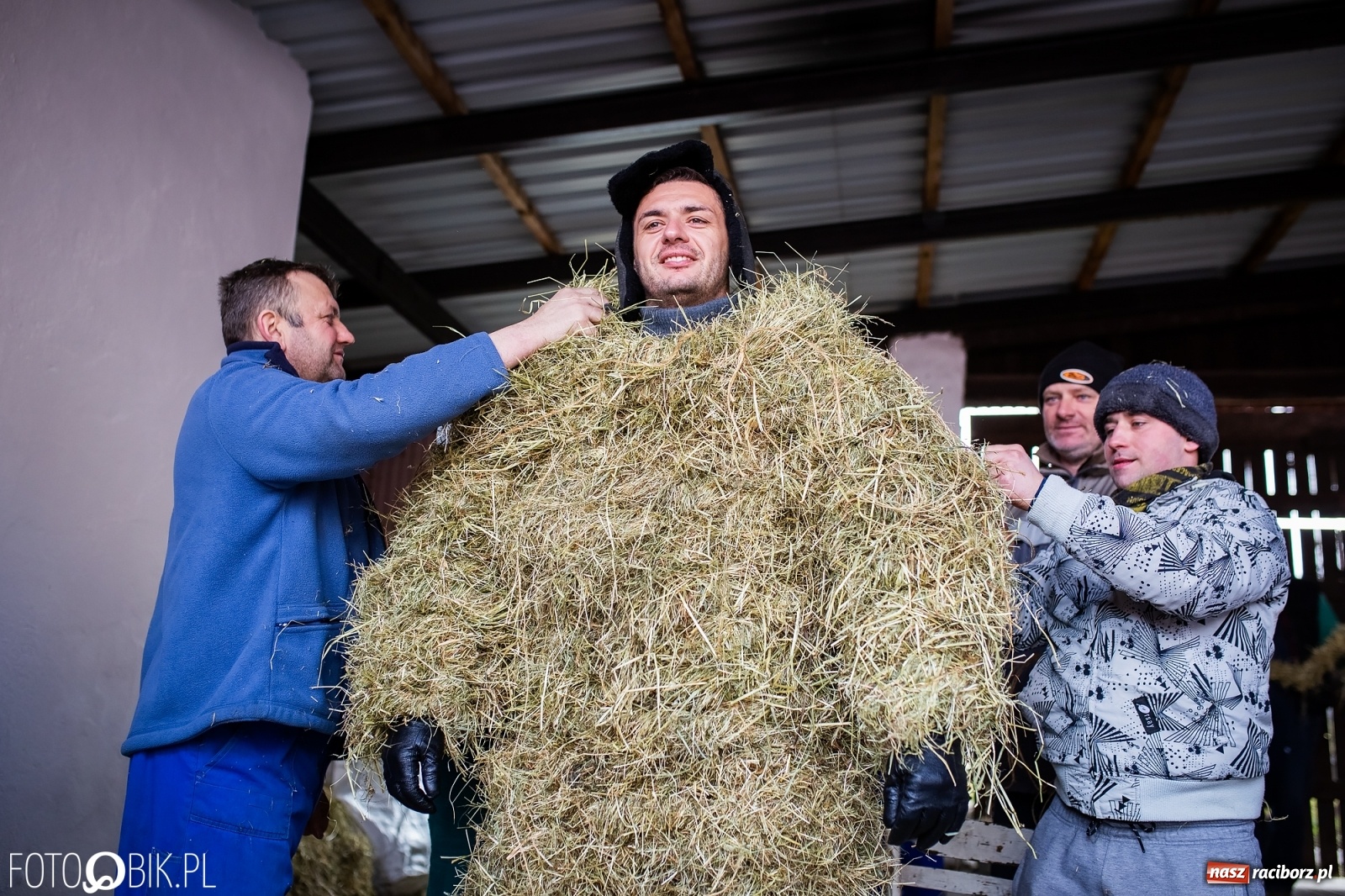 Zdjęcie w galerii na portalu naszraciborz.pl: Wodzenie niedźwiedzia w Samborowicach. Tak wieś żegna karnawał [FOTO i WIDEO] wiadomości z regionu