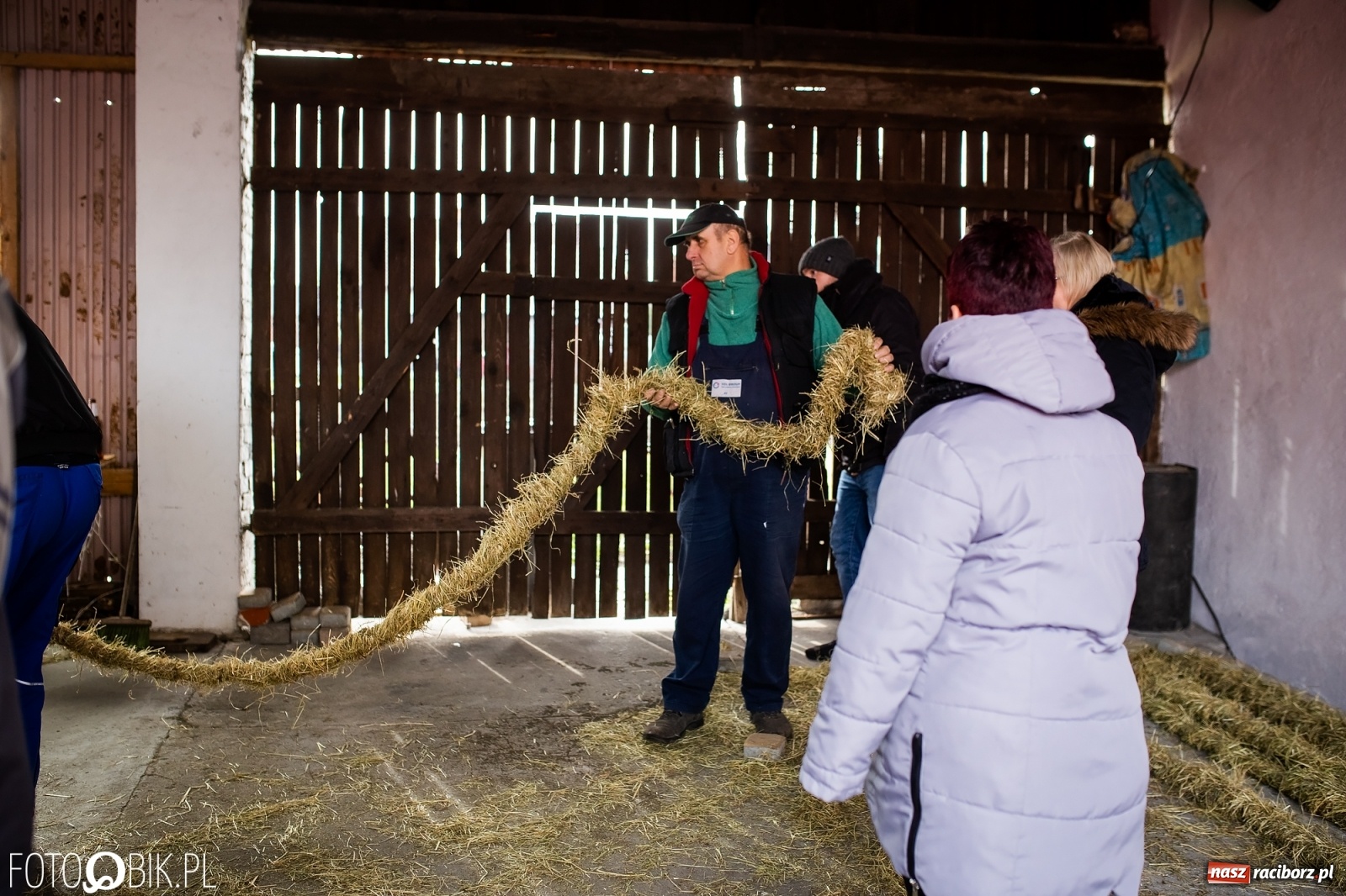 Zdjęcie w galerii na portalu naszraciborz.pl: Wodzenie niedźwiedzia w Samborowicach. Tak wieś żegna karnawał [FOTO i WIDEO] wiadomości z regionu