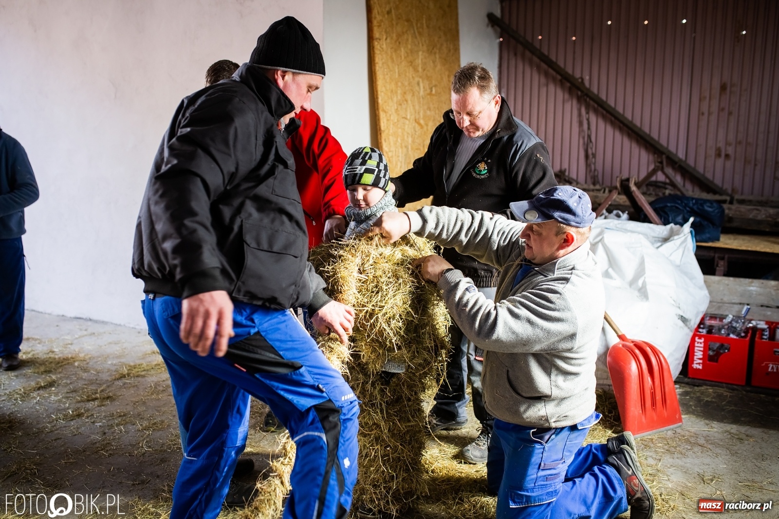 Zdjęcie w galerii na portalu naszraciborz.pl: Wodzenie niedźwiedzia w Samborowicach. Tak wieś żegna karnawał [FOTO i WIDEO] wiadomości z regionu