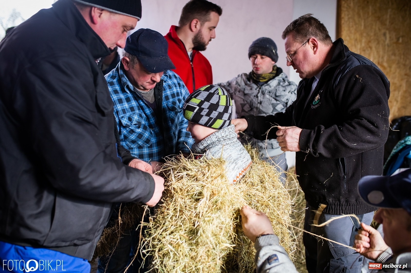 Zdjęcie w galerii na portalu naszraciborz.pl: Wodzenie niedźwiedzia w Samborowicach. Tak wieś żegna karnawał [FOTO i WIDEO] wiadomości z regionu