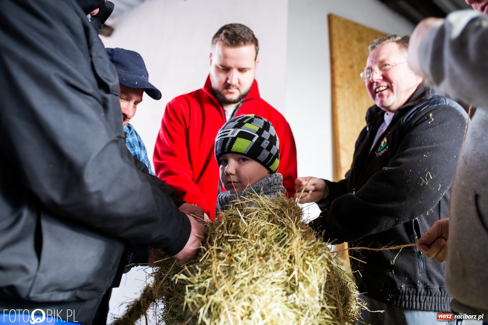 Zdjęcie w galerii na portalu naszraciborz.pl: Wodzenie niedźwiedzia w Samborowicach. Tak wieś żegna karnawał [FOTO i WIDEO] wiadomości z regionu