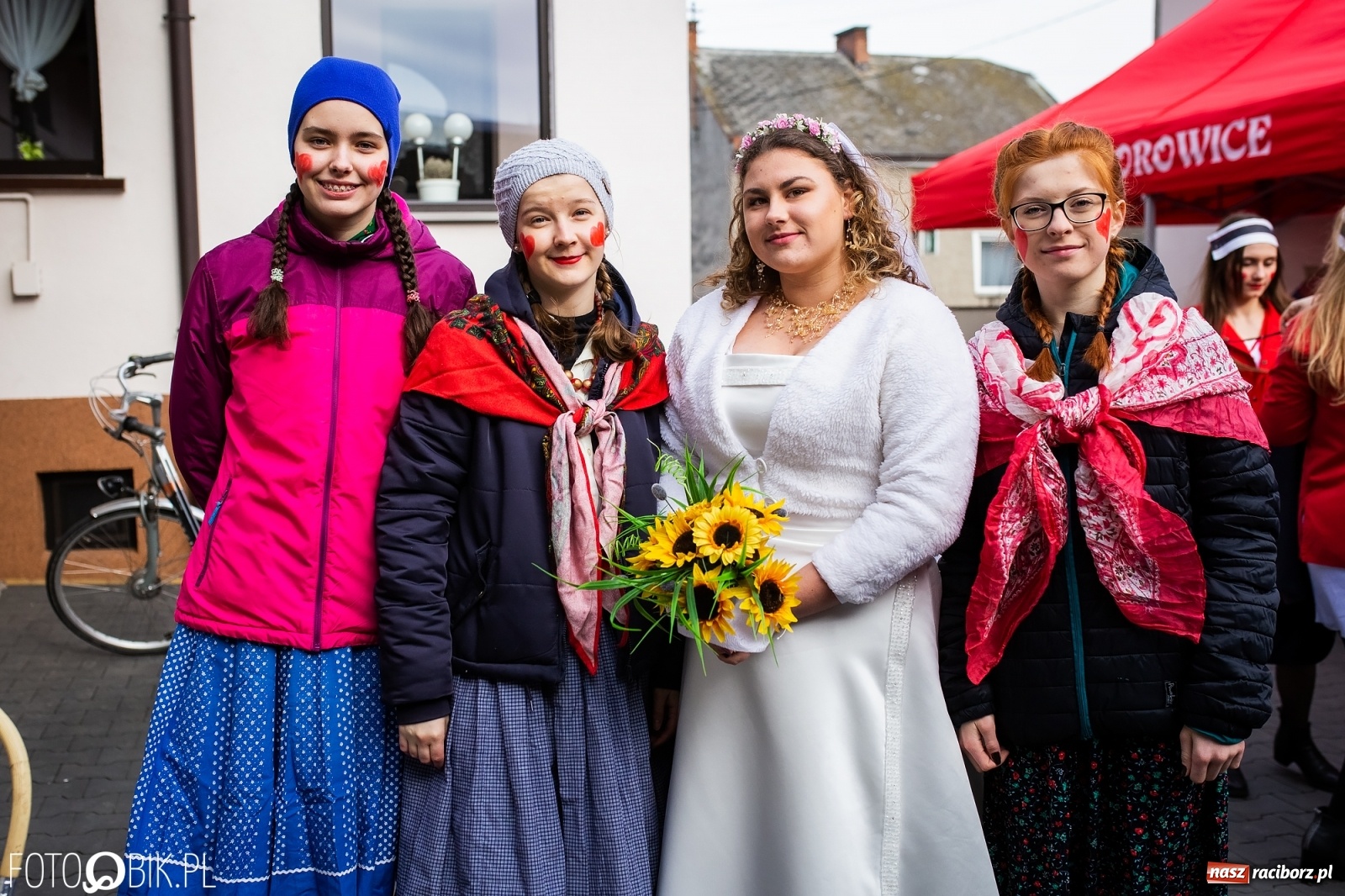 Zdjęcie w galerii na portalu naszraciborz.pl: Wodzenie niedźwiedzia w Samborowicach. Tak wieś żegna karnawał [FOTO i WIDEO] wiadomości z regionu