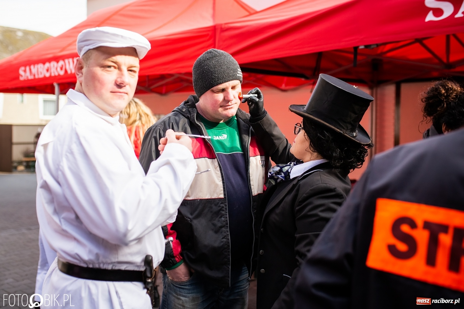 Zdjęcie w galerii na portalu naszraciborz.pl: Wodzenie niedźwiedzia w Samborowicach. Tak wieś żegna karnawał [FOTO i WIDEO] wiadomości z regionu