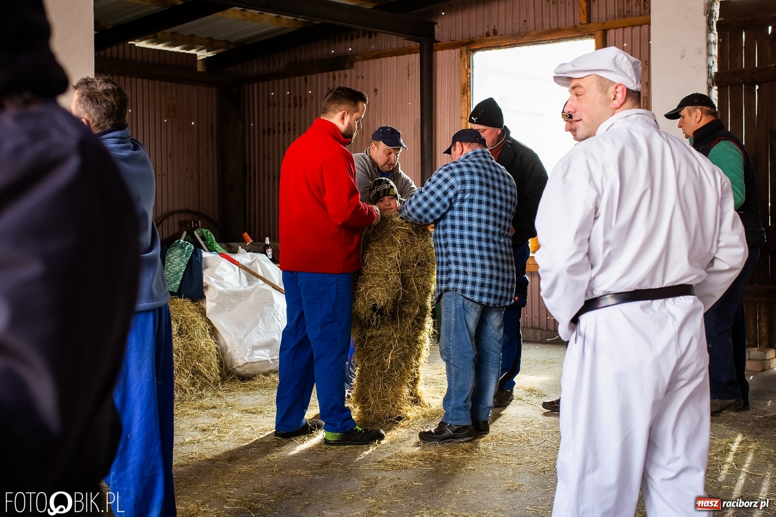 Zdjęcie w galerii na portalu naszraciborz.pl: Wodzenie niedźwiedzia w Samborowicach. Tak wieś żegna karnawał [FOTO i WIDEO] wiadomości z regionu