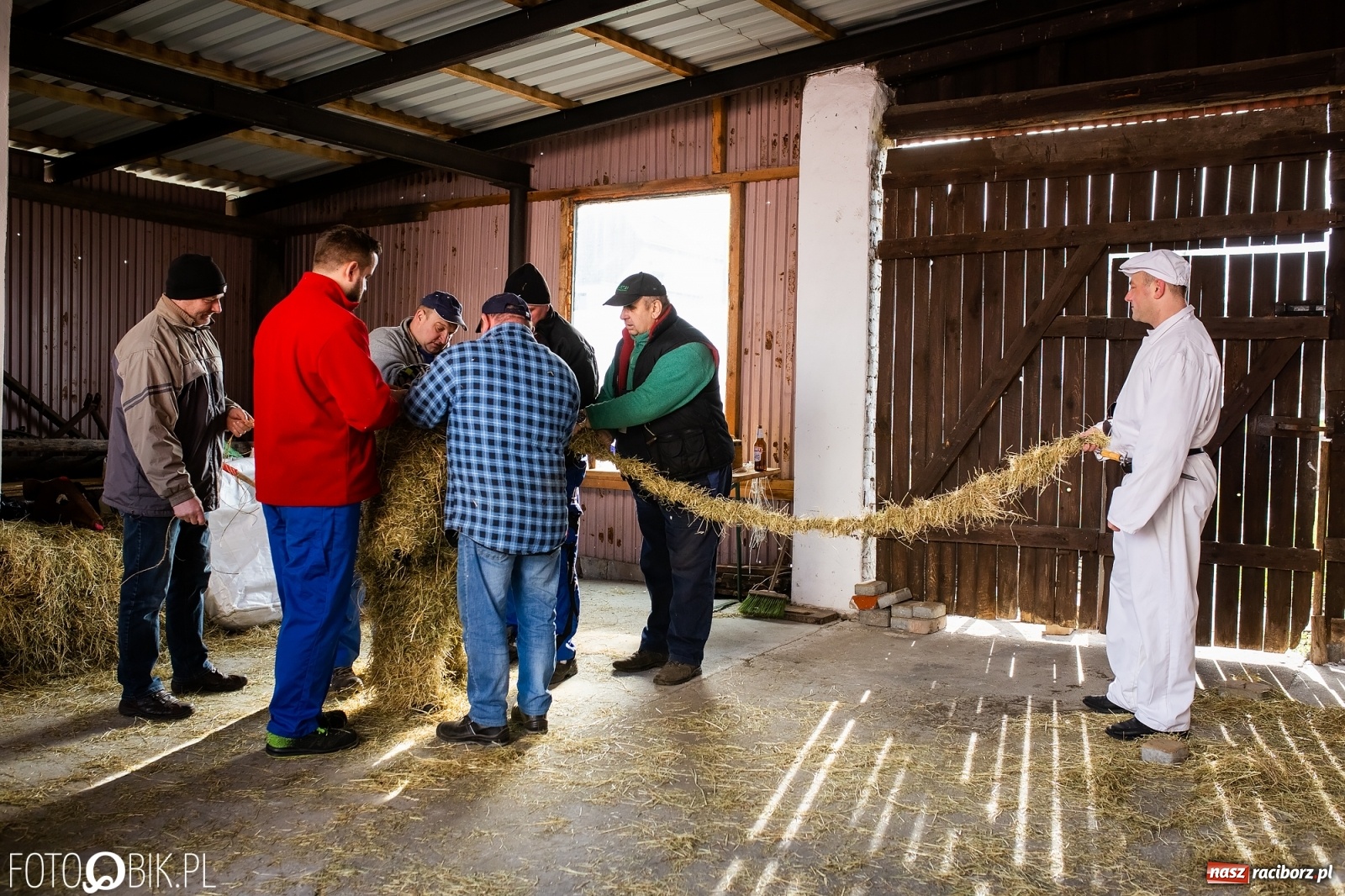 Zdjęcie w galerii na portalu naszraciborz.pl: Wodzenie niedźwiedzia w Samborowicach. Tak wieś żegna karnawał [FOTO i WIDEO] wiadomości z regionu