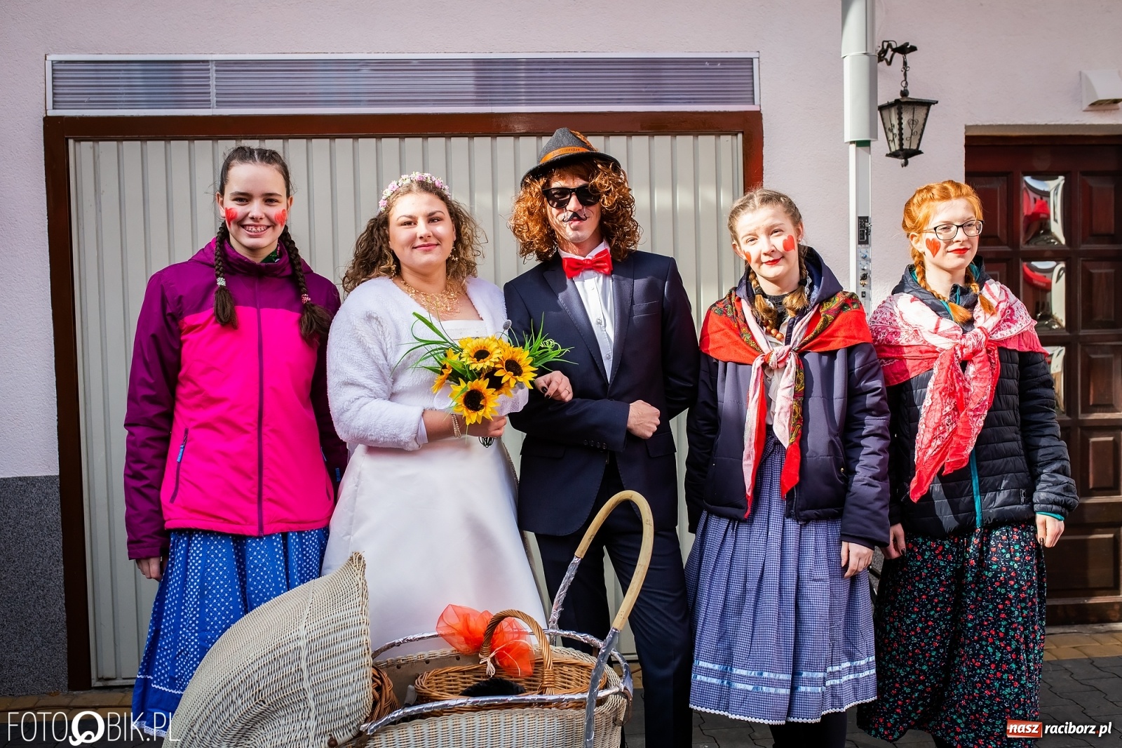 Zdjęcie w galerii na portalu naszraciborz.pl: Wodzenie niedźwiedzia w Samborowicach. Tak wieś żegna karnawał [FOTO i WIDEO] wiadomości z regionu