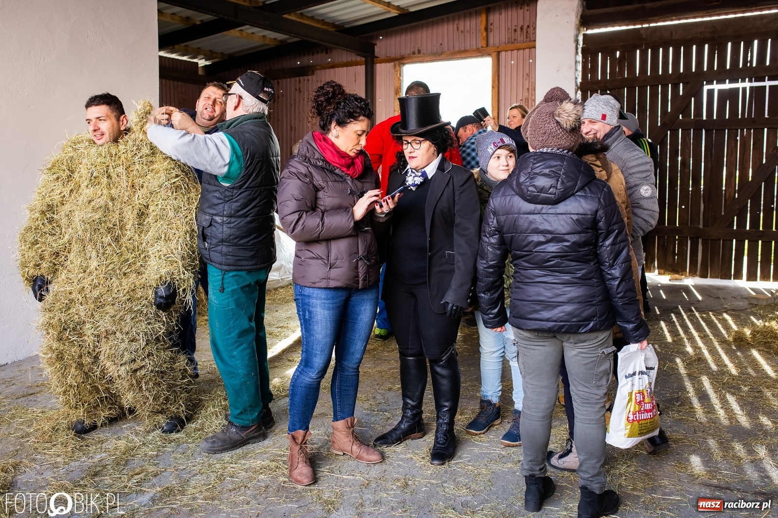 Zdjęcie w galerii na portalu naszraciborz.pl: Wodzenie niedźwiedzia w Samborowicach. Tak wieś żegna karnawał [FOTO i WIDEO] wiadomości z regionu