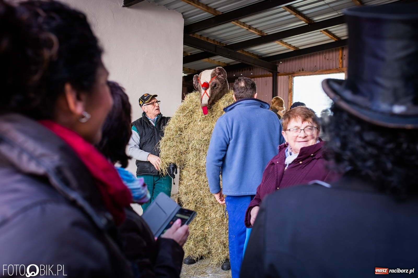 Zdjęcie w galerii na portalu naszraciborz.pl: Wodzenie niedźwiedzia w Samborowicach. Tak wieś żegna karnawał [FOTO i WIDEO] wiadomości z regionu