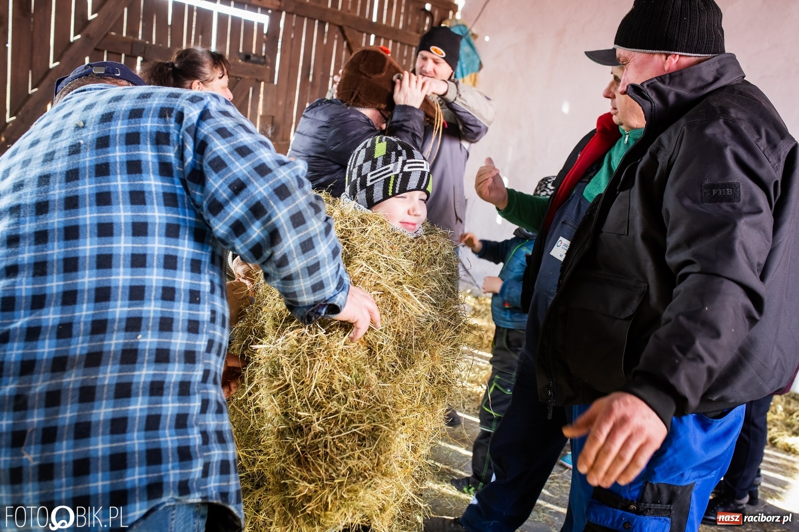 Zdjęcie w galerii na portalu naszraciborz.pl: Wodzenie niedźwiedzia w Samborowicach. Tak wieś żegna karnawał [FOTO i WIDEO] wiadomości z regionu