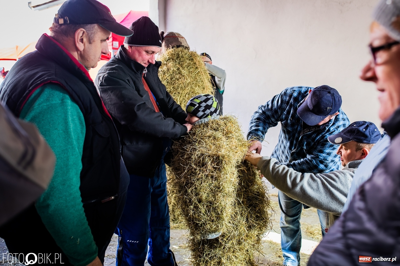 Zdjęcie w galerii na portalu naszraciborz.pl: Wodzenie niedźwiedzia w Samborowicach. Tak wieś żegna karnawał [FOTO i WIDEO] wiadomości z regionu