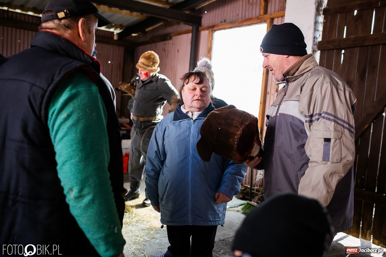 Zdjęcie w galerii na portalu naszraciborz.pl: Wodzenie niedźwiedzia w Samborowicach. Tak wieś żegna karnawał [FOTO i WIDEO] wiadomości z regionu