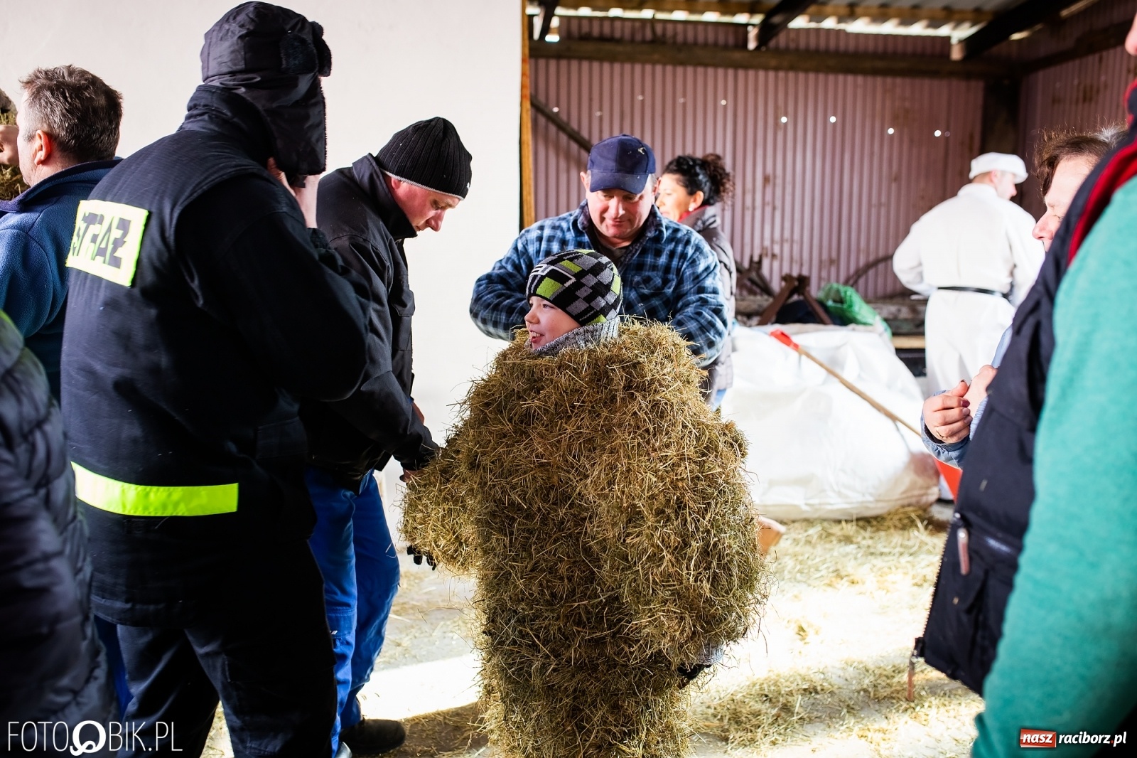 Zdjęcie w galerii na portalu naszraciborz.pl: Wodzenie niedźwiedzia w Samborowicach. Tak wieś żegna karnawał [FOTO i WIDEO] wiadomości z regionu