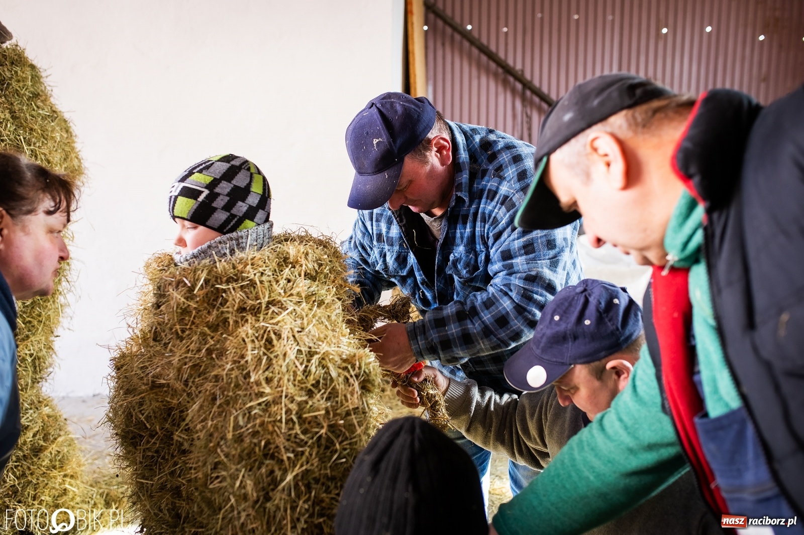 Zdjęcie w galerii na portalu naszraciborz.pl: Wodzenie niedźwiedzia w Samborowicach. Tak wieś żegna karnawał [FOTO i WIDEO] wiadomości z regionu