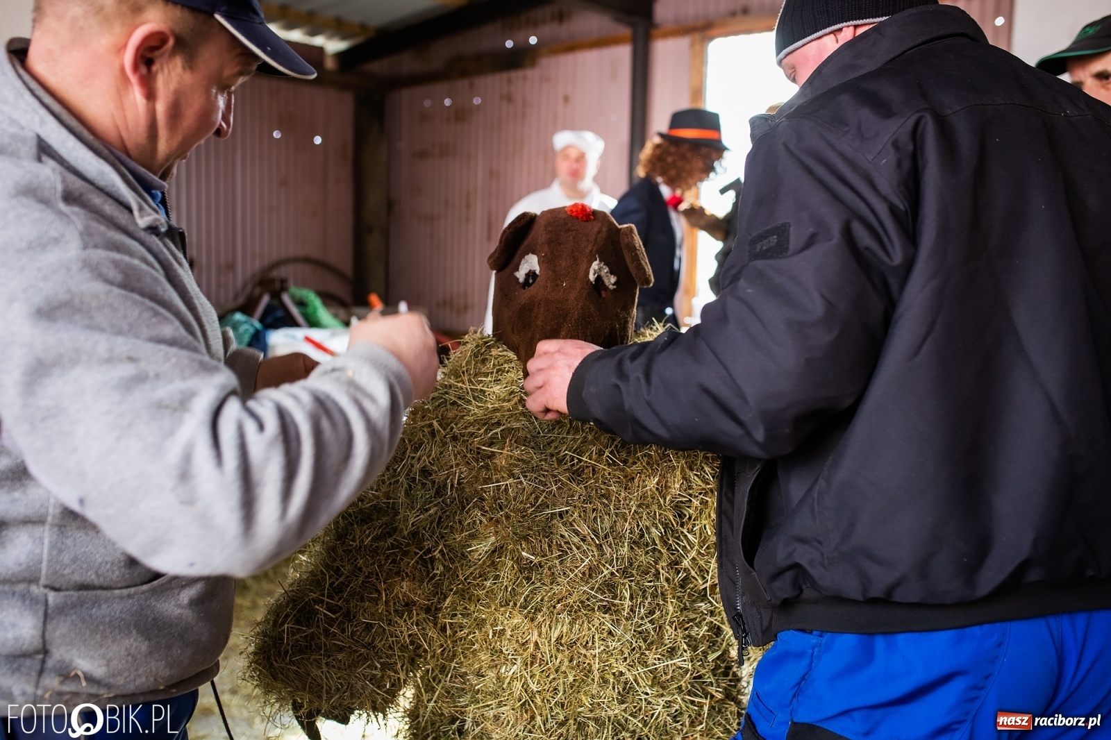 Zdjęcie w galerii na portalu naszraciborz.pl: Wodzenie niedźwiedzia w Samborowicach. Tak wieś żegna karnawał [FOTO i WIDEO] wiadomości z regionu