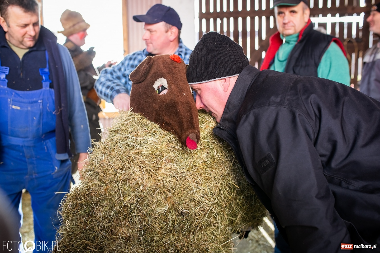 Zdjęcie w galerii na portalu naszraciborz.pl: Wodzenie niedźwiedzia w Samborowicach. Tak wieś żegna karnawał [FOTO i WIDEO] wiadomości z regionu