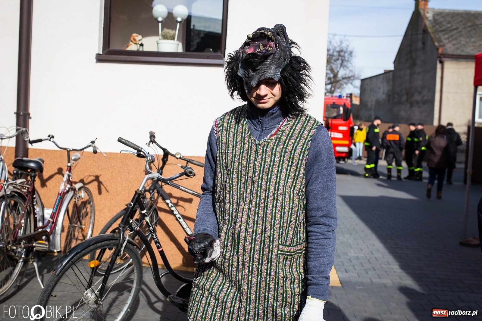Zdjęcie w galerii na portalu naszraciborz.pl: Wodzenie niedźwiedzia w Samborowicach. Tak wieś żegna karnawał [FOTO i WIDEO] wiadomości z regionu