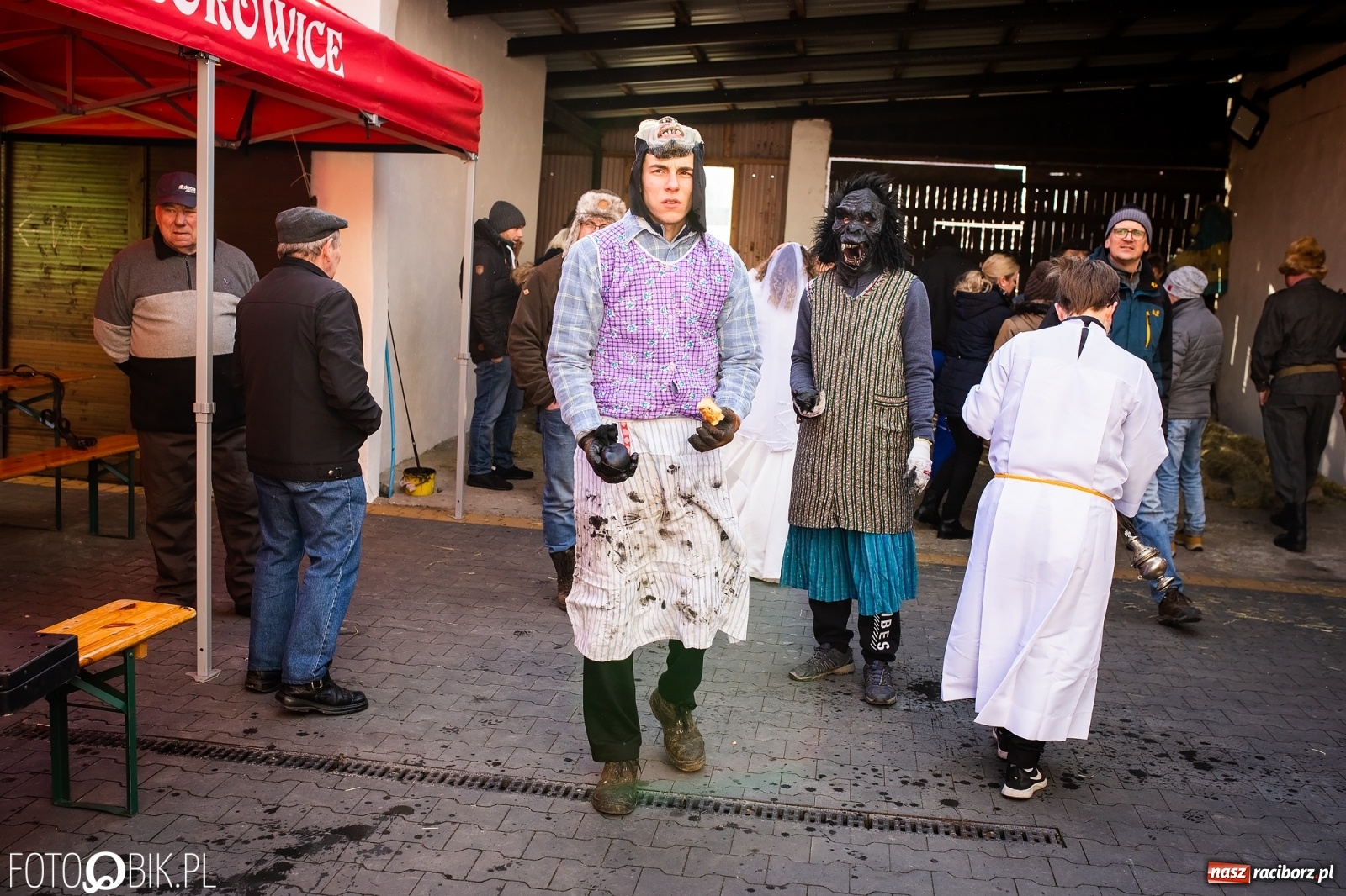 Zdjęcie w galerii na portalu naszraciborz.pl: Wodzenie niedźwiedzia w Samborowicach. Tak wieś żegna karnawał [FOTO i WIDEO] wiadomości z regionu