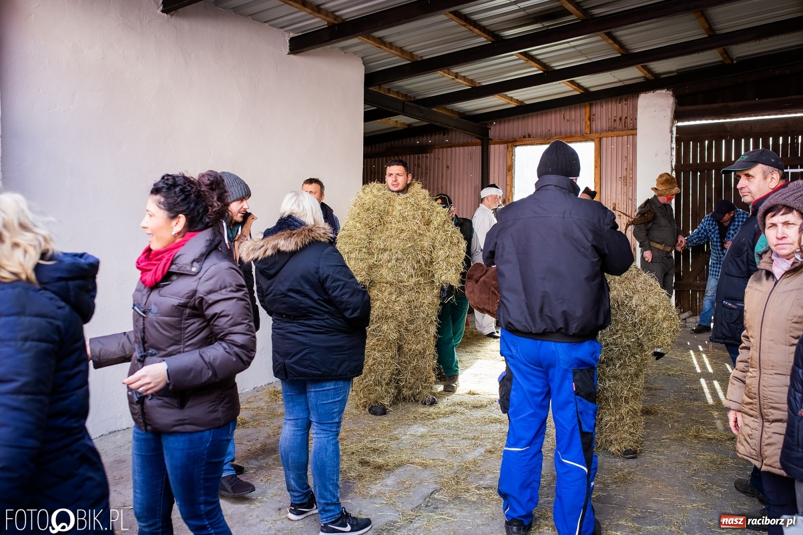 Zdjęcie w galerii na portalu naszraciborz.pl: Wodzenie niedźwiedzia w Samborowicach. Tak wieś żegna karnawał [FOTO i WIDEO] wiadomości z regionu