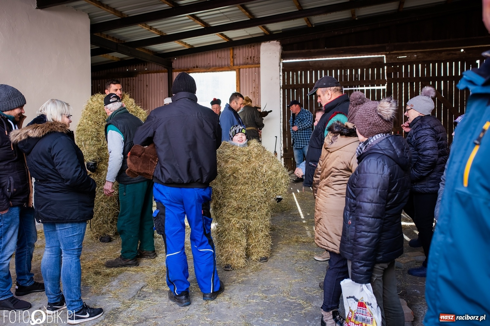 Zdjęcie w galerii na portalu naszraciborz.pl: Wodzenie niedźwiedzia w Samborowicach. Tak wieś żegna karnawał [FOTO i WIDEO] wiadomości z regionu