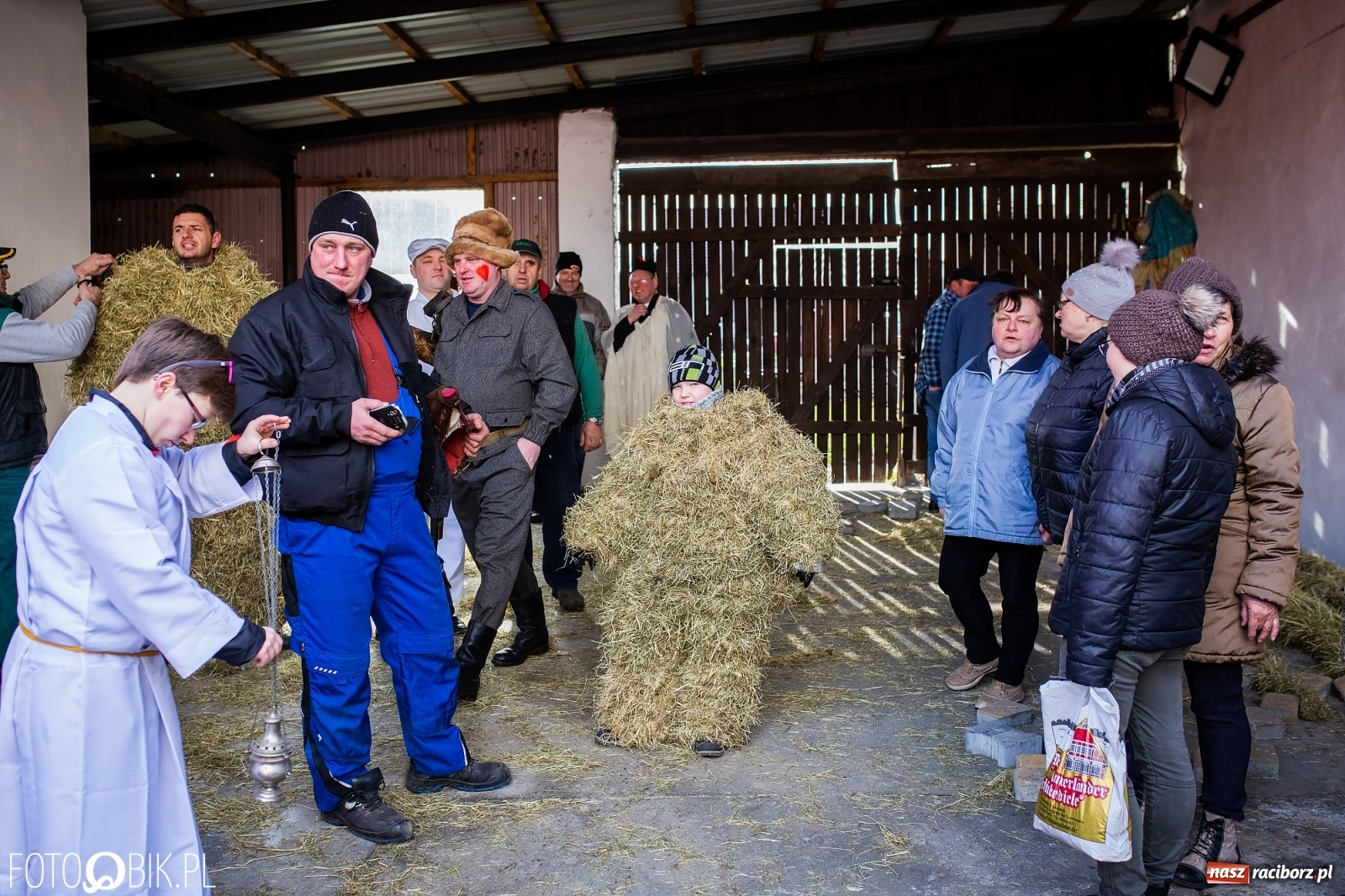 Zdjęcie w galerii na portalu naszraciborz.pl: Wodzenie niedźwiedzia w Samborowicach. Tak wieś żegna karnawał [FOTO i WIDEO] wiadomości z regionu