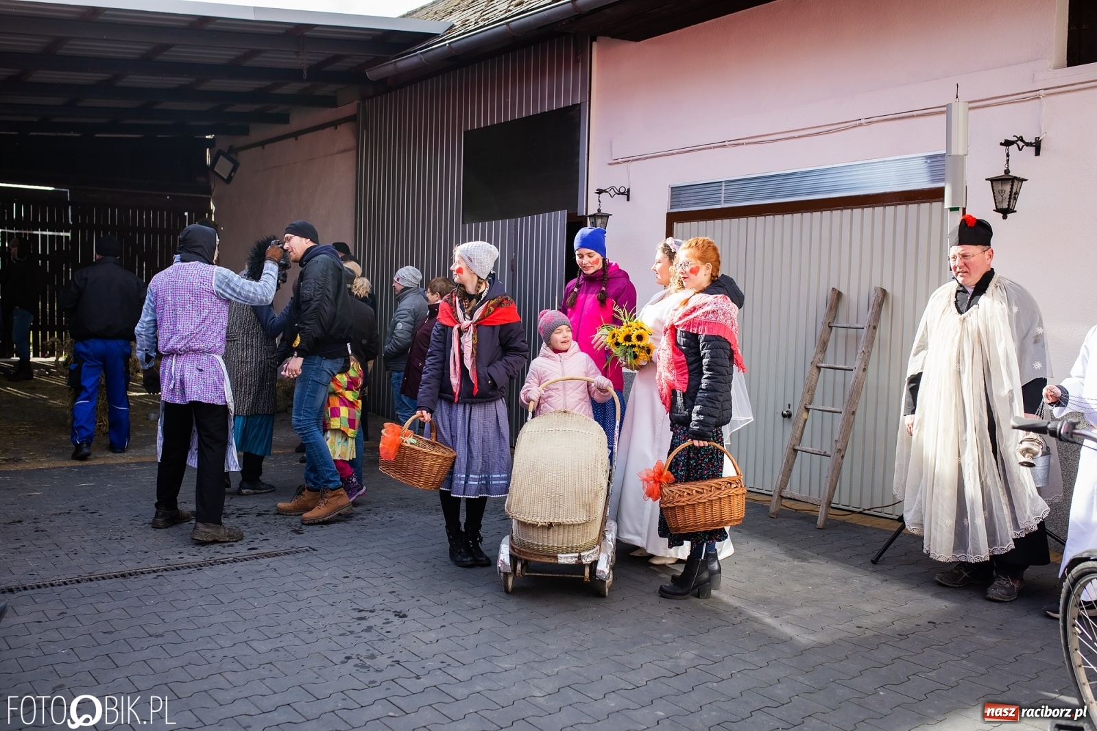 Zdjęcie w galerii na portalu naszraciborz.pl: Wodzenie niedźwiedzia w Samborowicach. Tak wieś żegna karnawał [FOTO i WIDEO] wiadomości z regionu