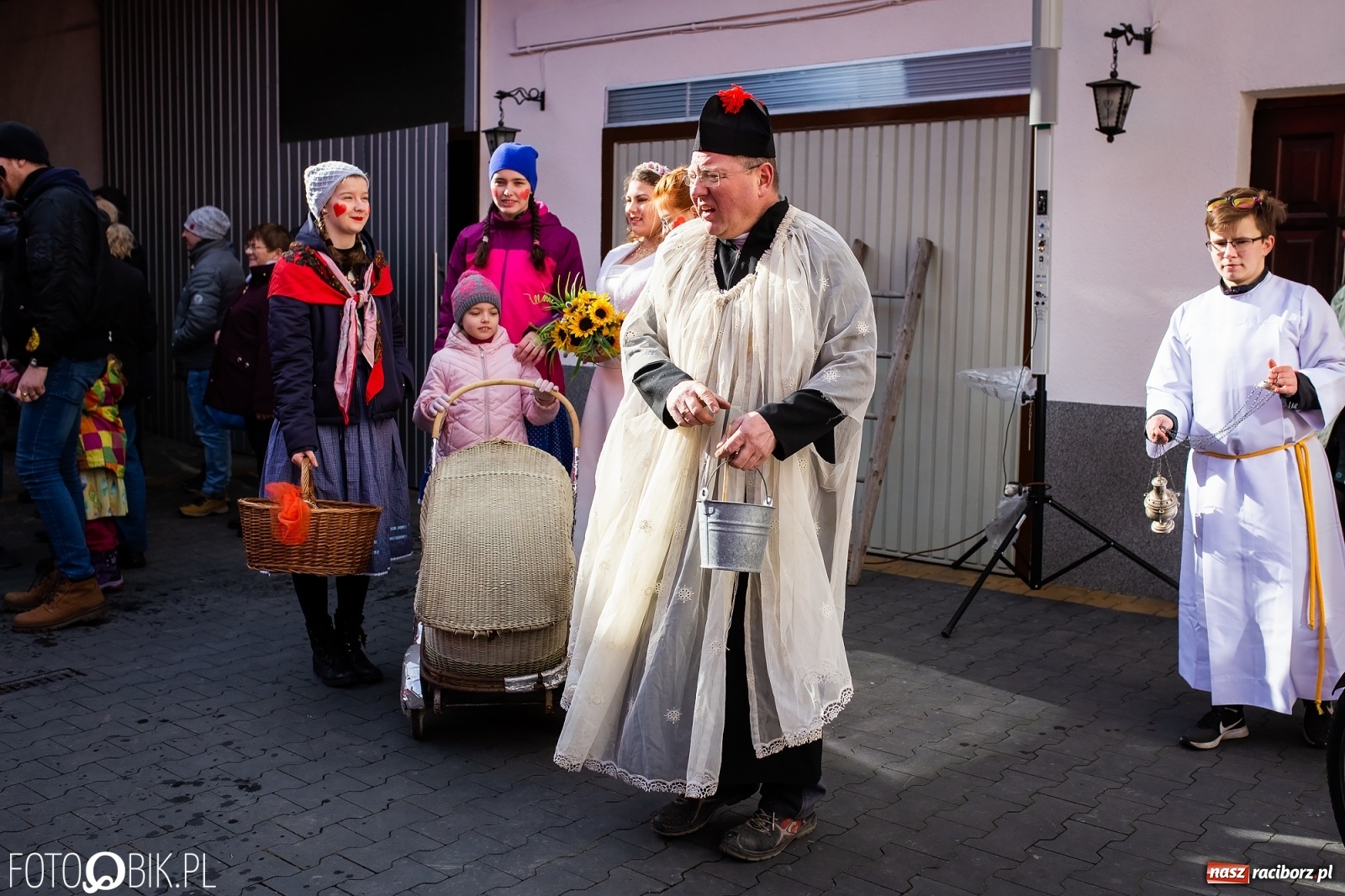 Zdjęcie w galerii na portalu naszraciborz.pl: Wodzenie niedźwiedzia w Samborowicach. Tak wieś żegna karnawał [FOTO i WIDEO] wiadomości z regionu