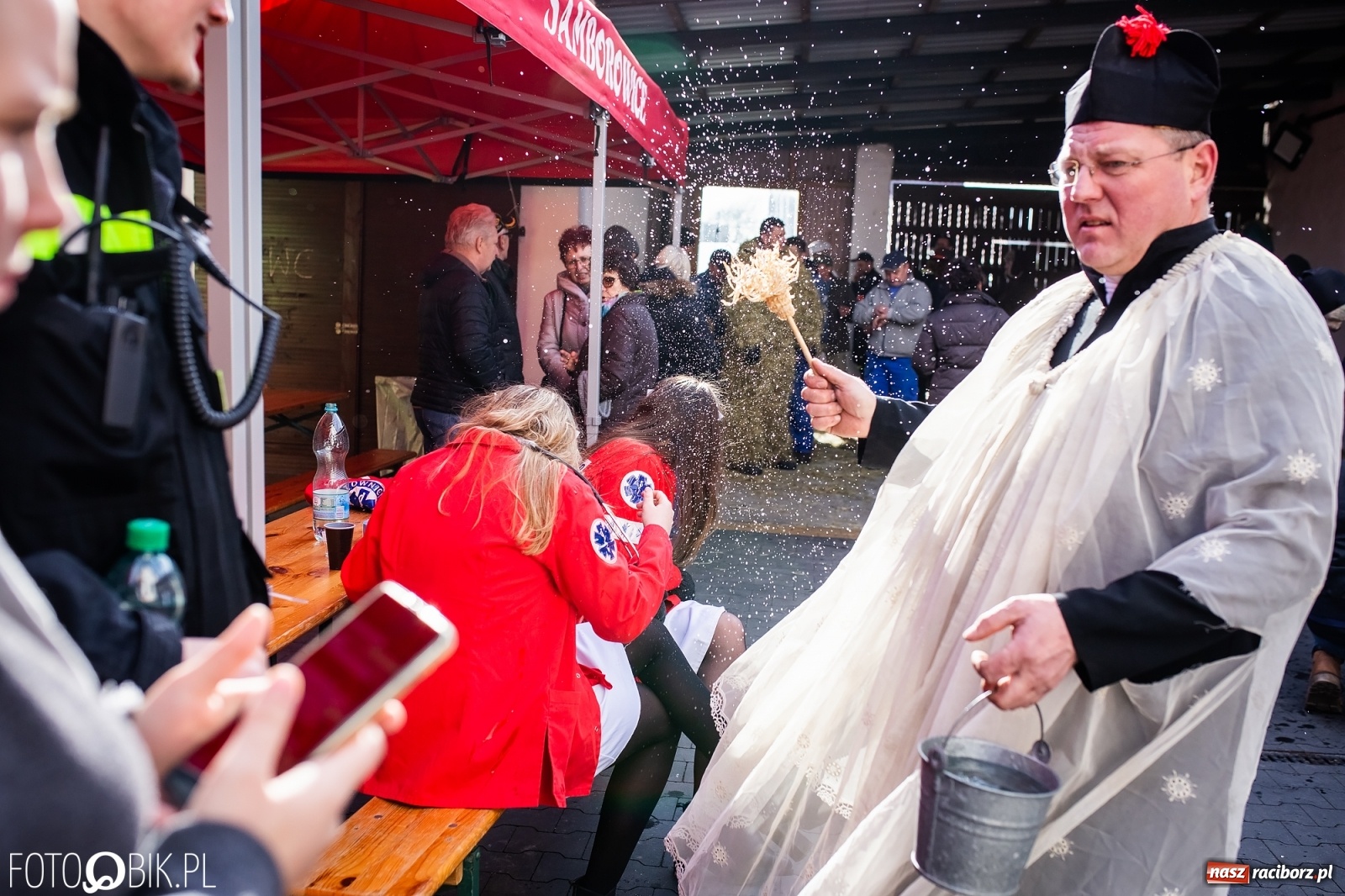 Zdjęcie w galerii na portalu naszraciborz.pl: Wodzenie niedźwiedzia w Samborowicach. Tak wieś żegna karnawał [FOTO i WIDEO] wiadomości z regionu