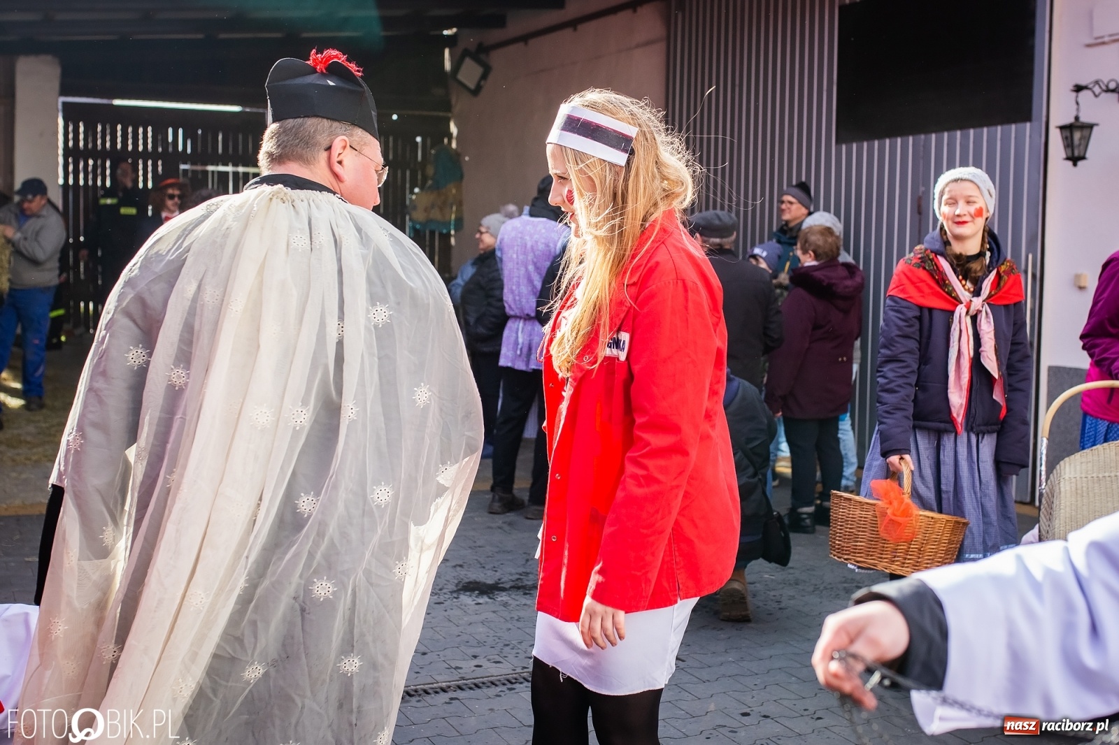 Zdjęcie w galerii na portalu naszraciborz.pl: Wodzenie niedźwiedzia w Samborowicach. Tak wieś żegna karnawał [FOTO i WIDEO] wiadomości z regionu