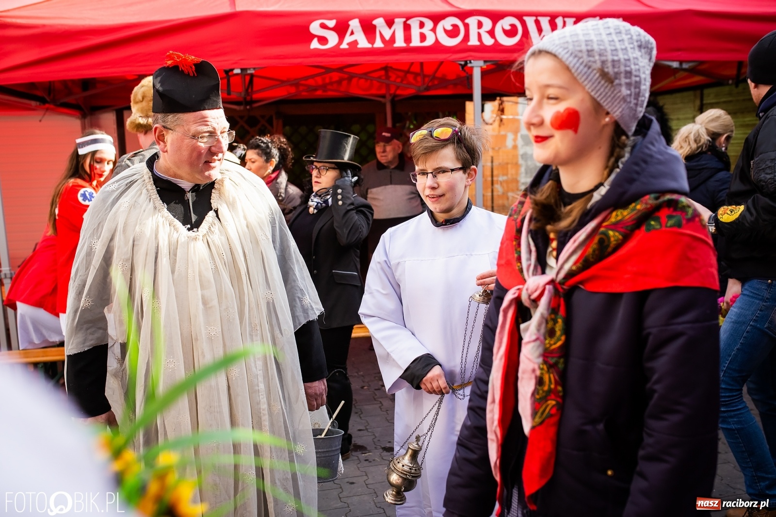 Zdjęcie w galerii na portalu naszraciborz.pl: Wodzenie niedźwiedzia w Samborowicach. Tak wieś żegna karnawał [FOTO i WIDEO] wiadomości z regionu