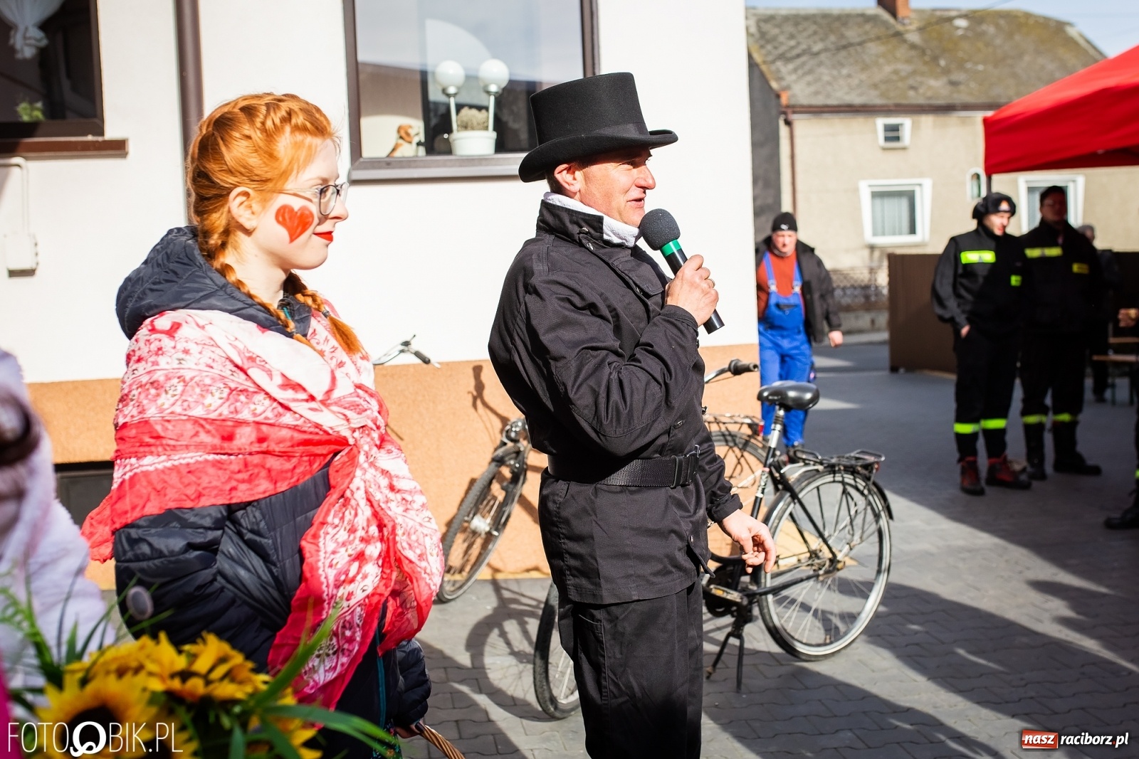 Zdjęcie w galerii na portalu naszraciborz.pl: Wodzenie niedźwiedzia w Samborowicach. Tak wieś żegna karnawał [FOTO i WIDEO] wiadomości z regionu