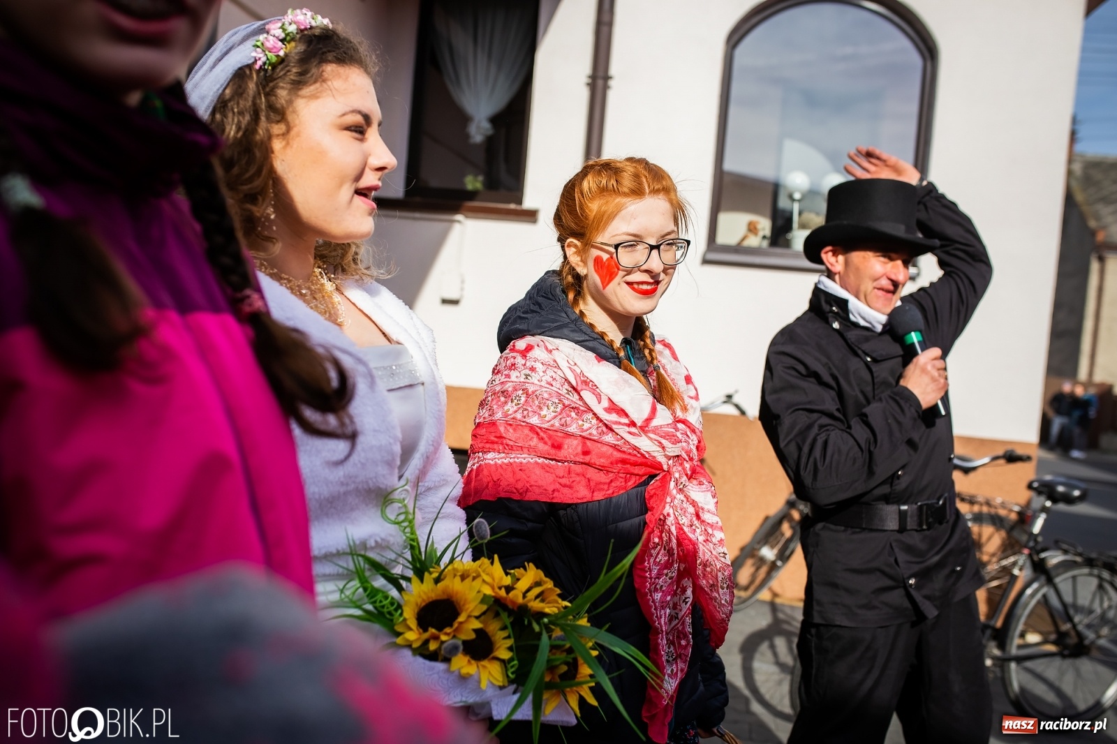 Zdjęcie w galerii na portalu naszraciborz.pl: Wodzenie niedźwiedzia w Samborowicach. Tak wieś żegna karnawał [FOTO i WIDEO] wiadomości z regionu