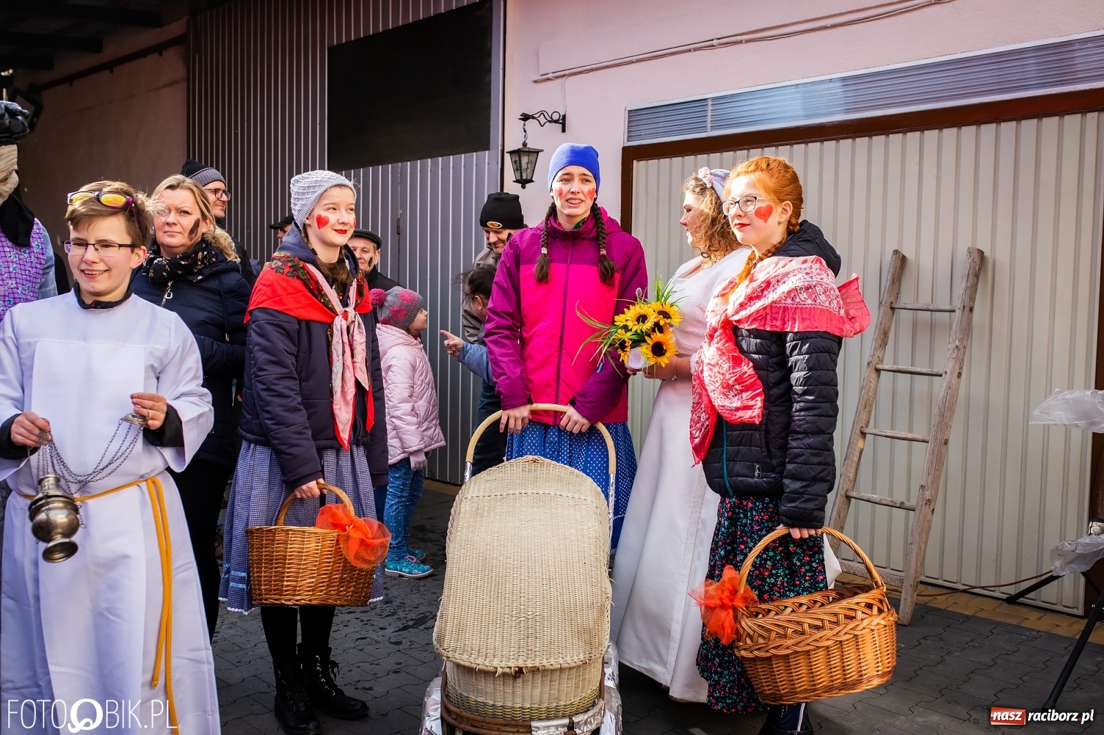 Zdjęcie w galerii na portalu naszraciborz.pl: Wodzenie niedźwiedzia w Samborowicach. Tak wieś żegna karnawał [FOTO i WIDEO] wiadomości z regionu