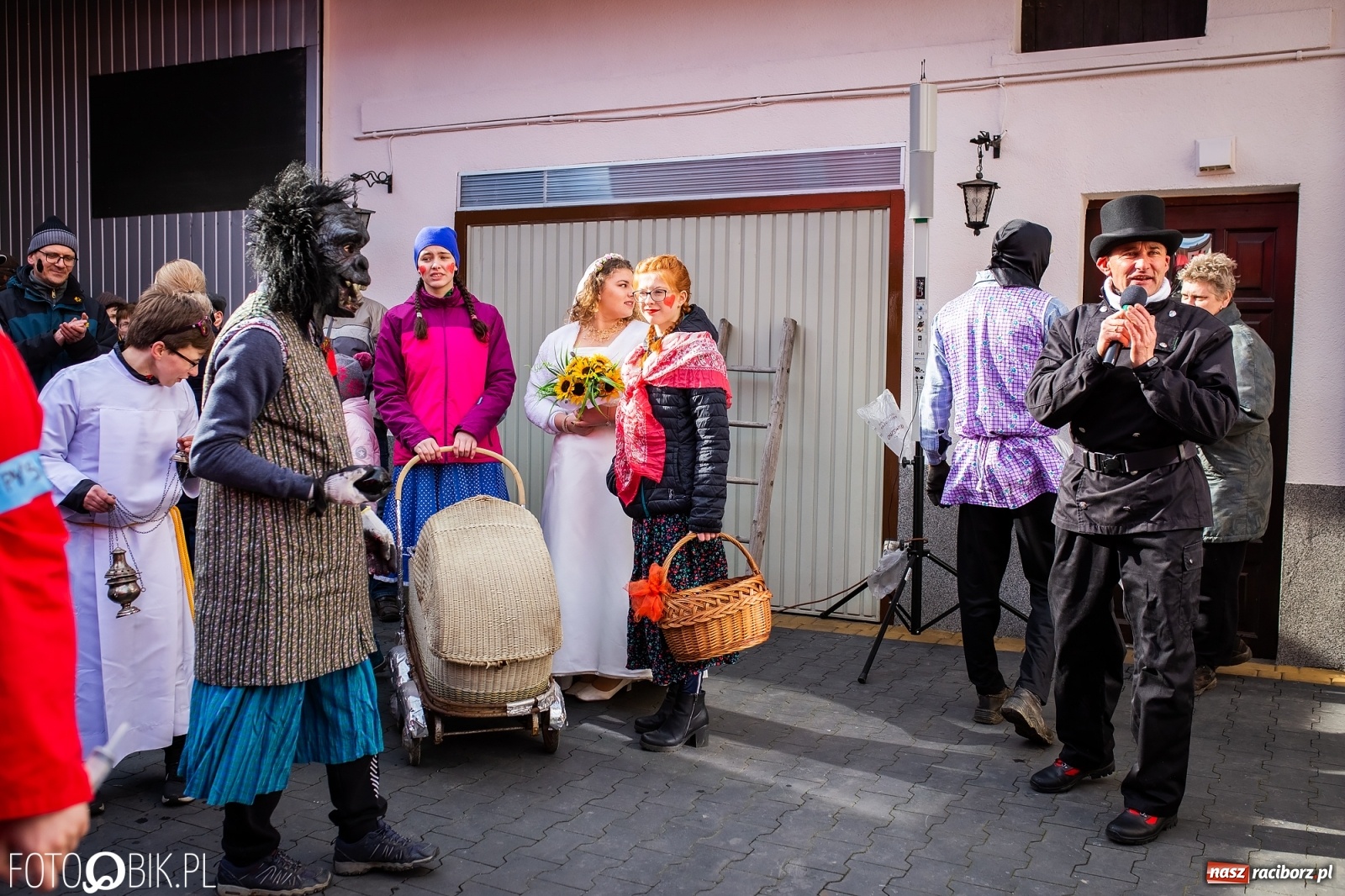 Zdjęcie w galerii na portalu naszraciborz.pl: Wodzenie niedźwiedzia w Samborowicach. Tak wieś żegna karnawał [FOTO i WIDEO] wiadomości z regionu