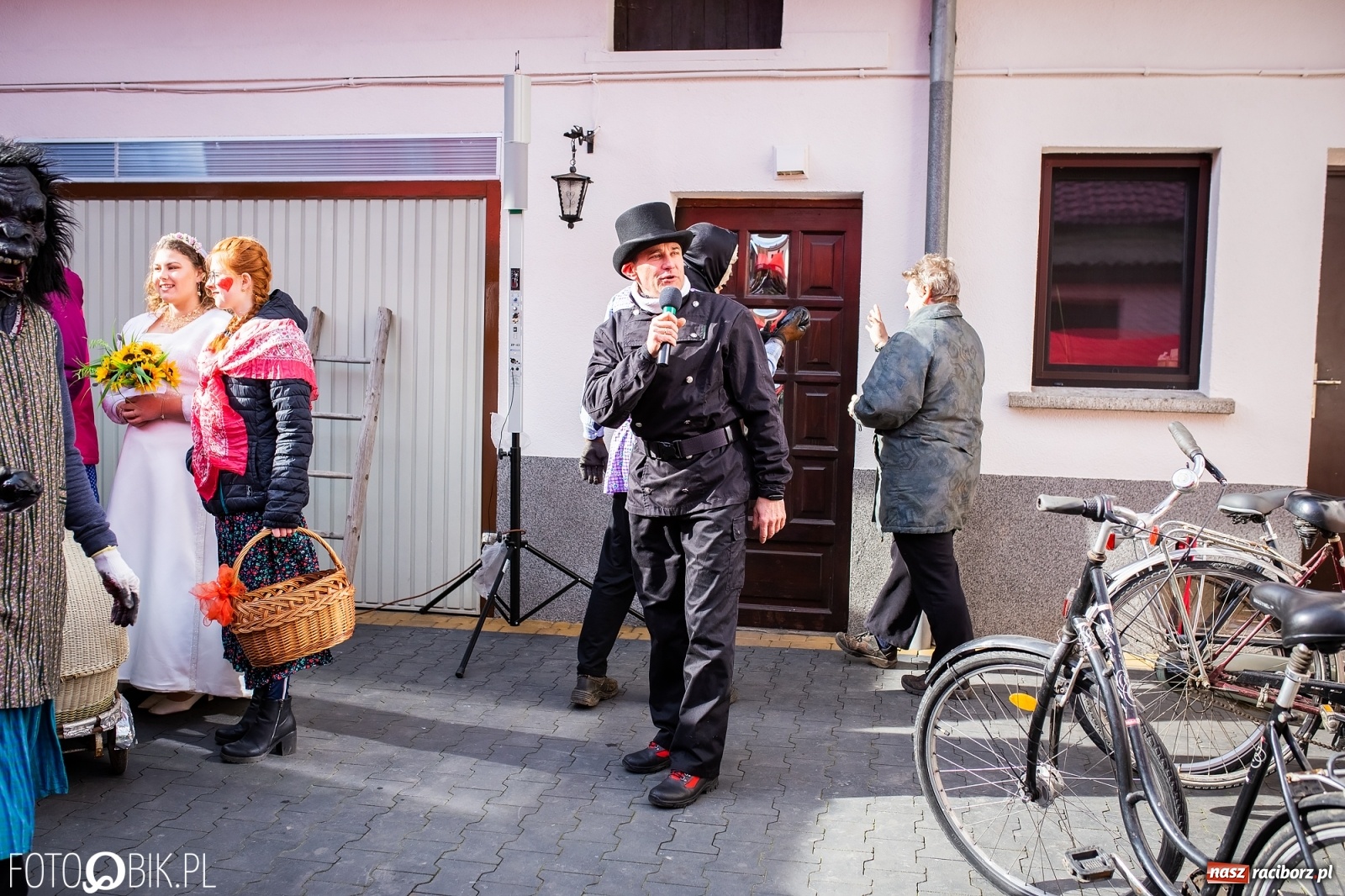 Zdjęcie w galerii na portalu naszraciborz.pl: Wodzenie niedźwiedzia w Samborowicach. Tak wieś żegna karnawał [FOTO i WIDEO] wiadomości z regionu
