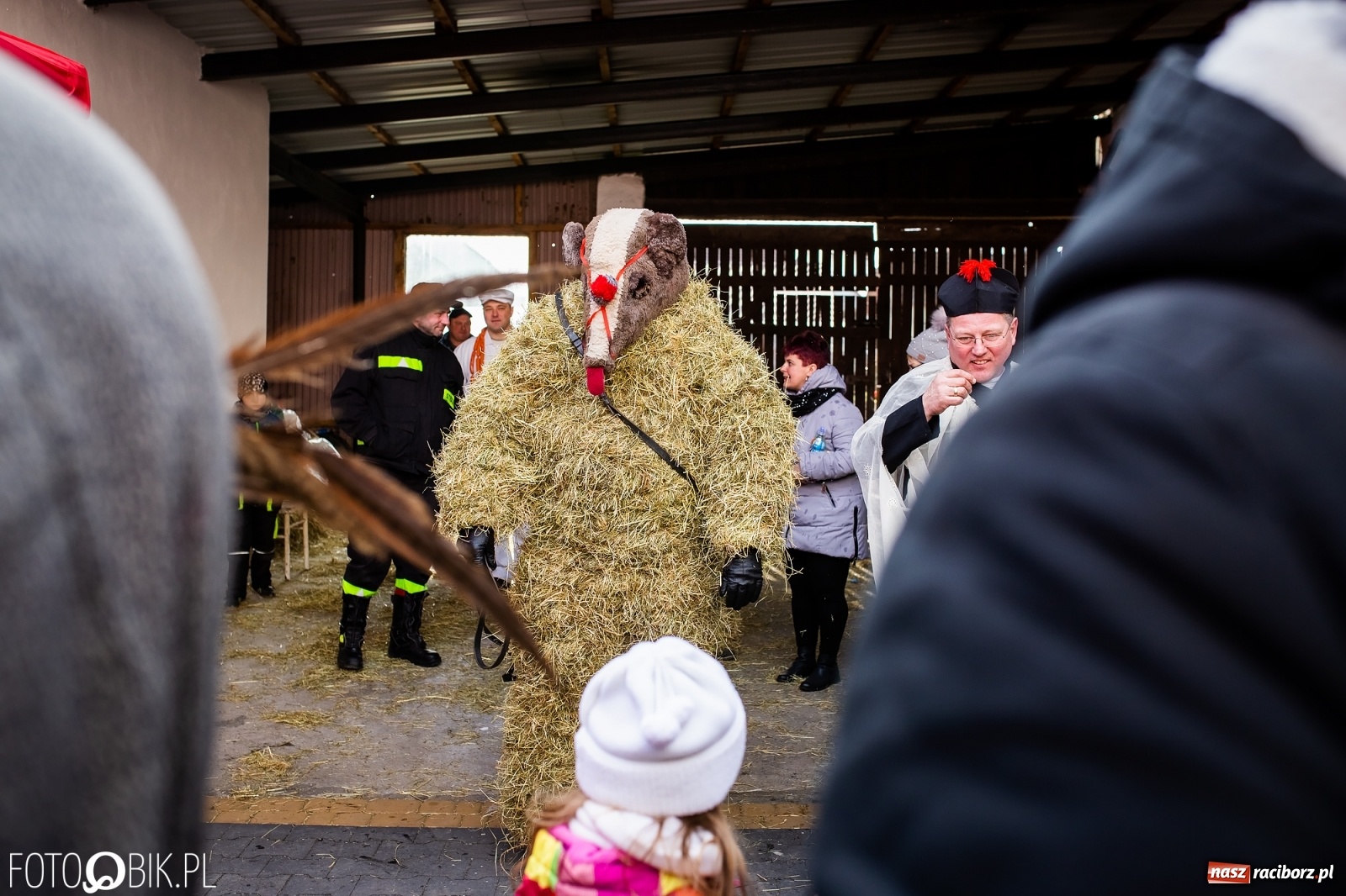 Zdjęcie w galerii na portalu naszraciborz.pl: Wodzenie niedźwiedzia w Samborowicach. Tak wieś żegna karnawał [FOTO i WIDEO] wiadomości z regionu